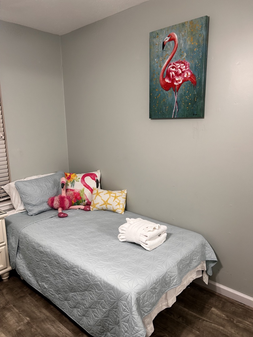 Bedroom with queen and twin bed (sleeps 3)