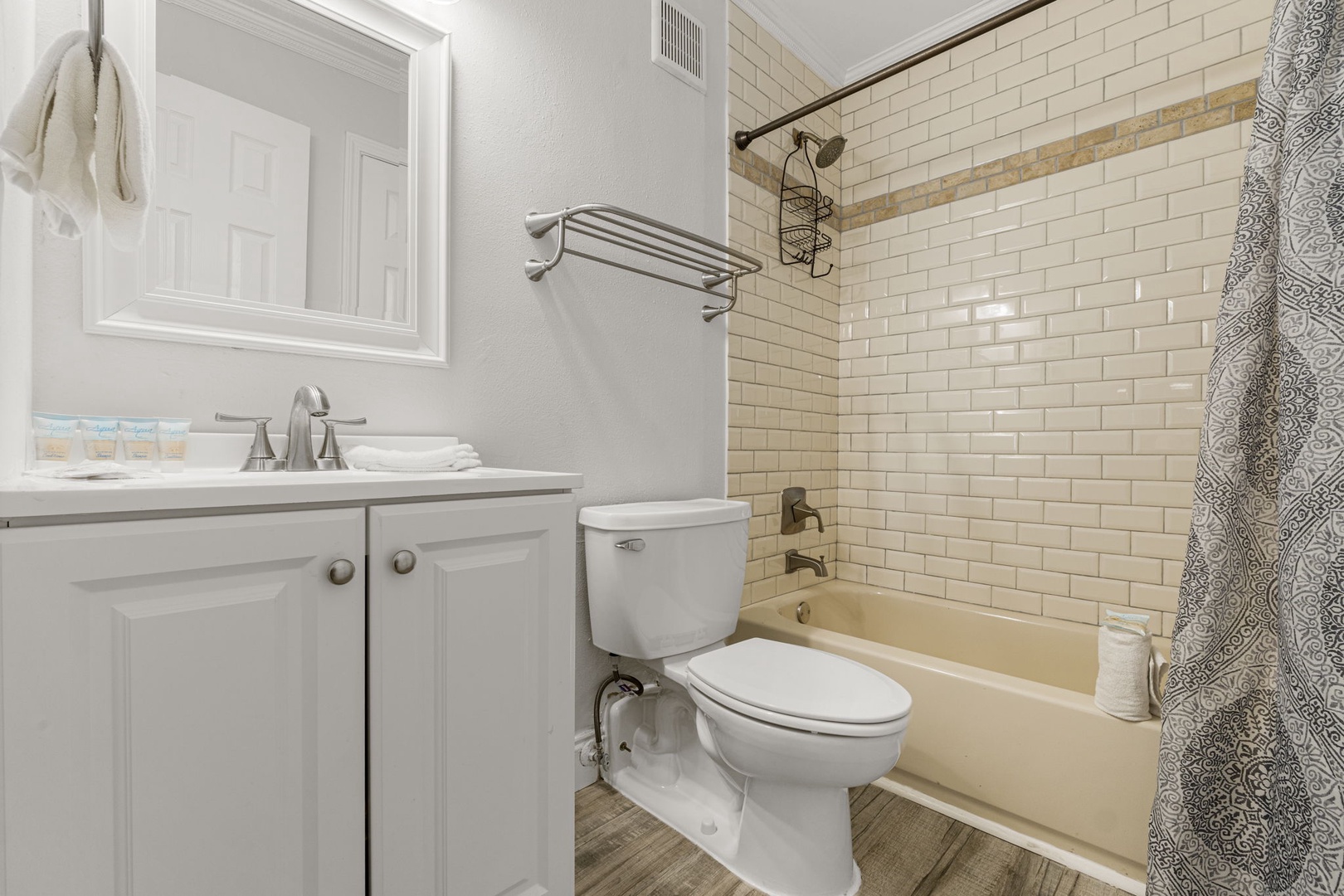 Full bathroom with shower/tub combo