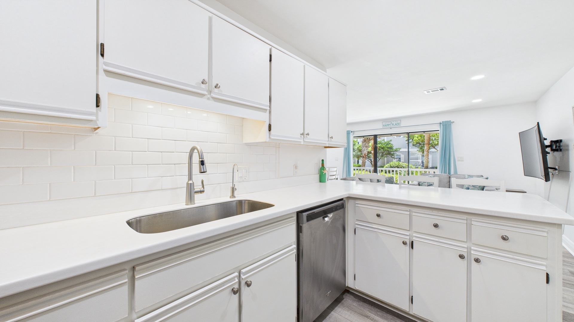 Full kitchen with breakfast bar and all the cooking essentials