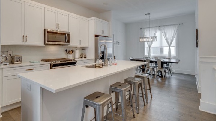 Full kitchen & breakfast bar