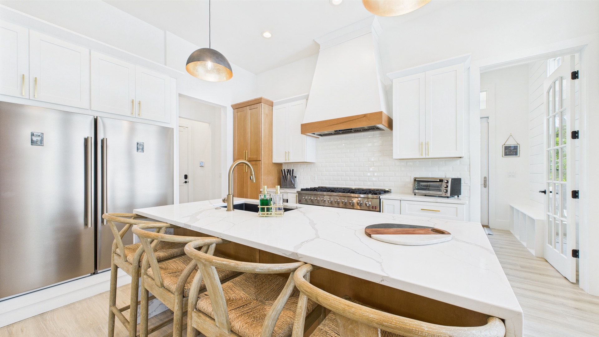 Breakfast bar with full kitchen