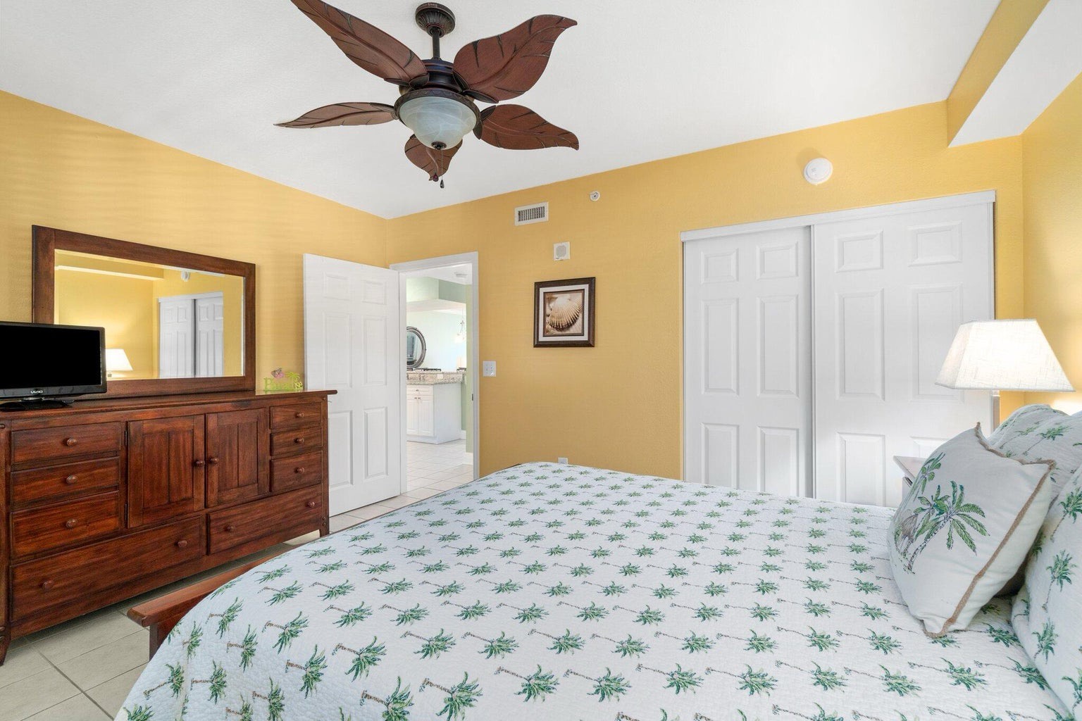 Guest bedroom with queen bed
