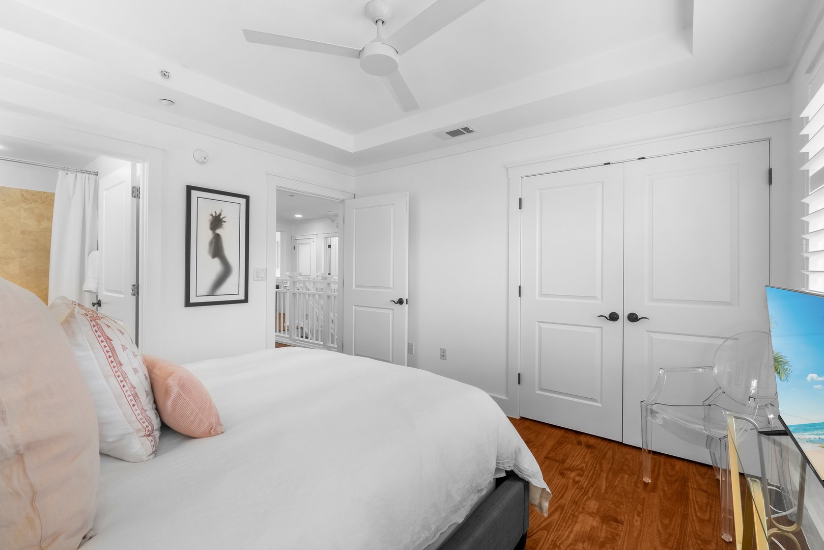 Guest bedroom with queen bed