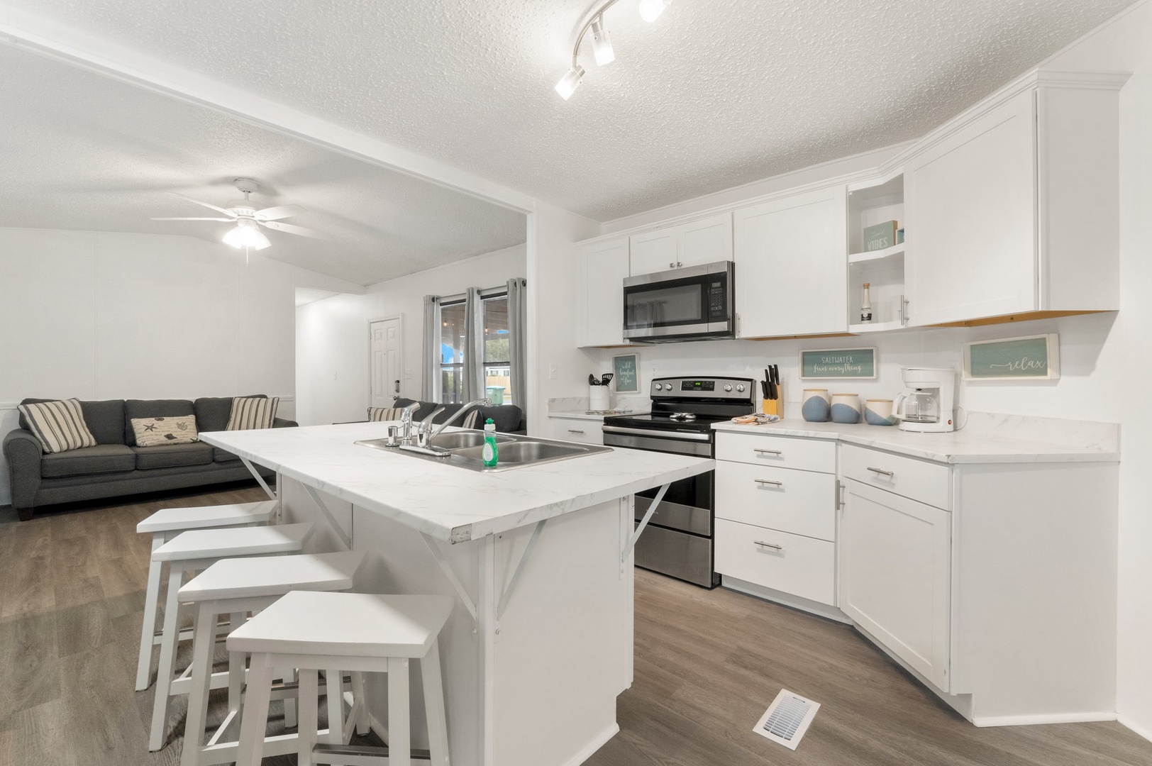 Kitchen island/breakfast bar