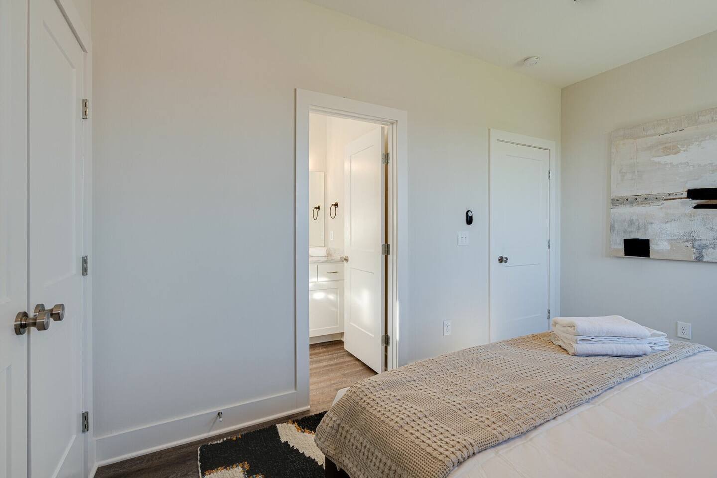 5627 - 2nd bedroom with king bed and ensuite bathroom.
