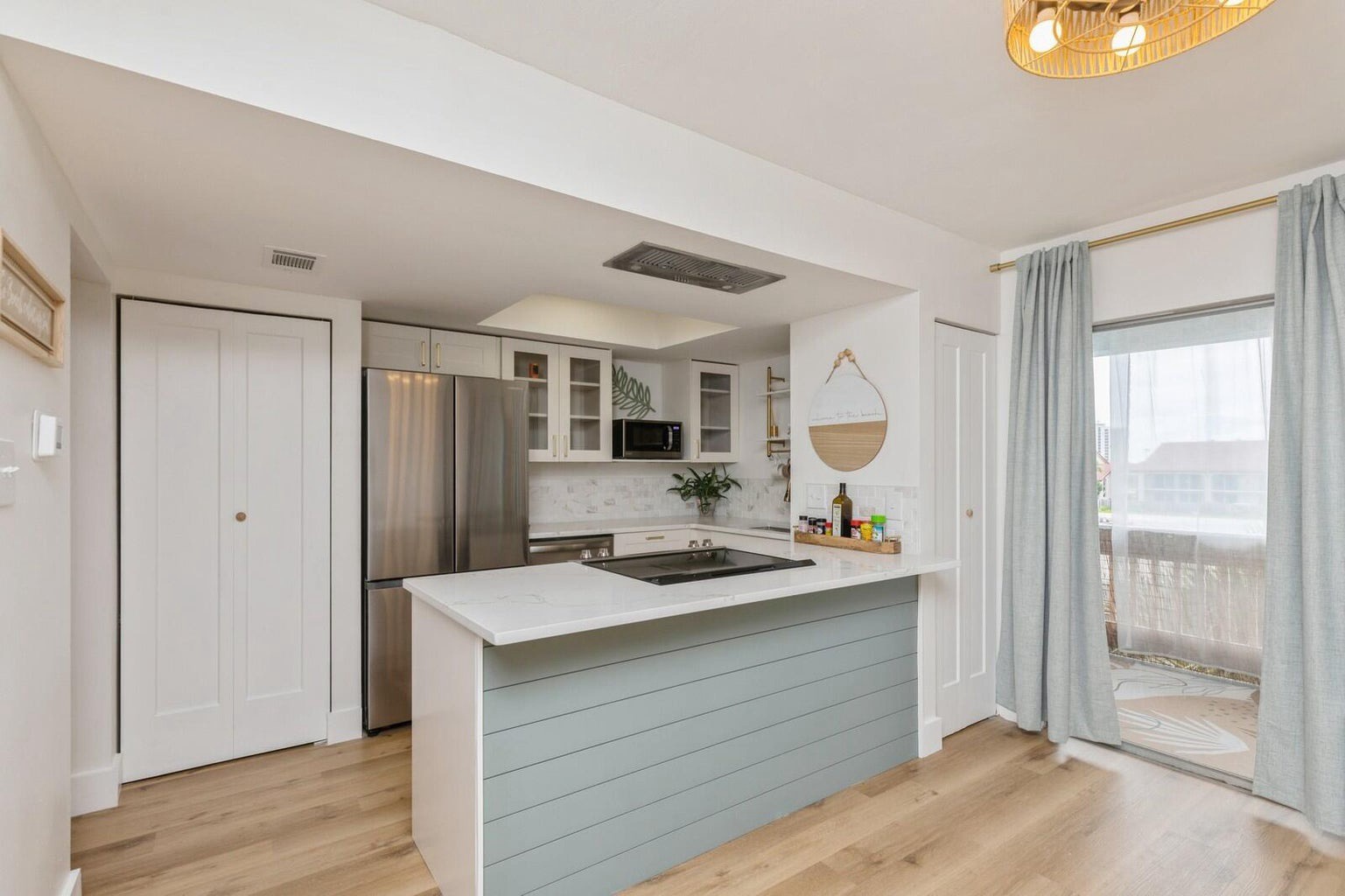 Full kitchen with breakfast bar and all the cooking essentials