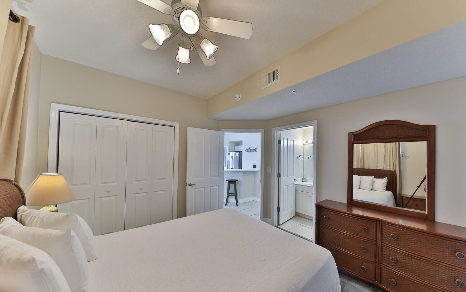 Guest bedroom with queen bed and ensuite bathroom (sleeps 2)