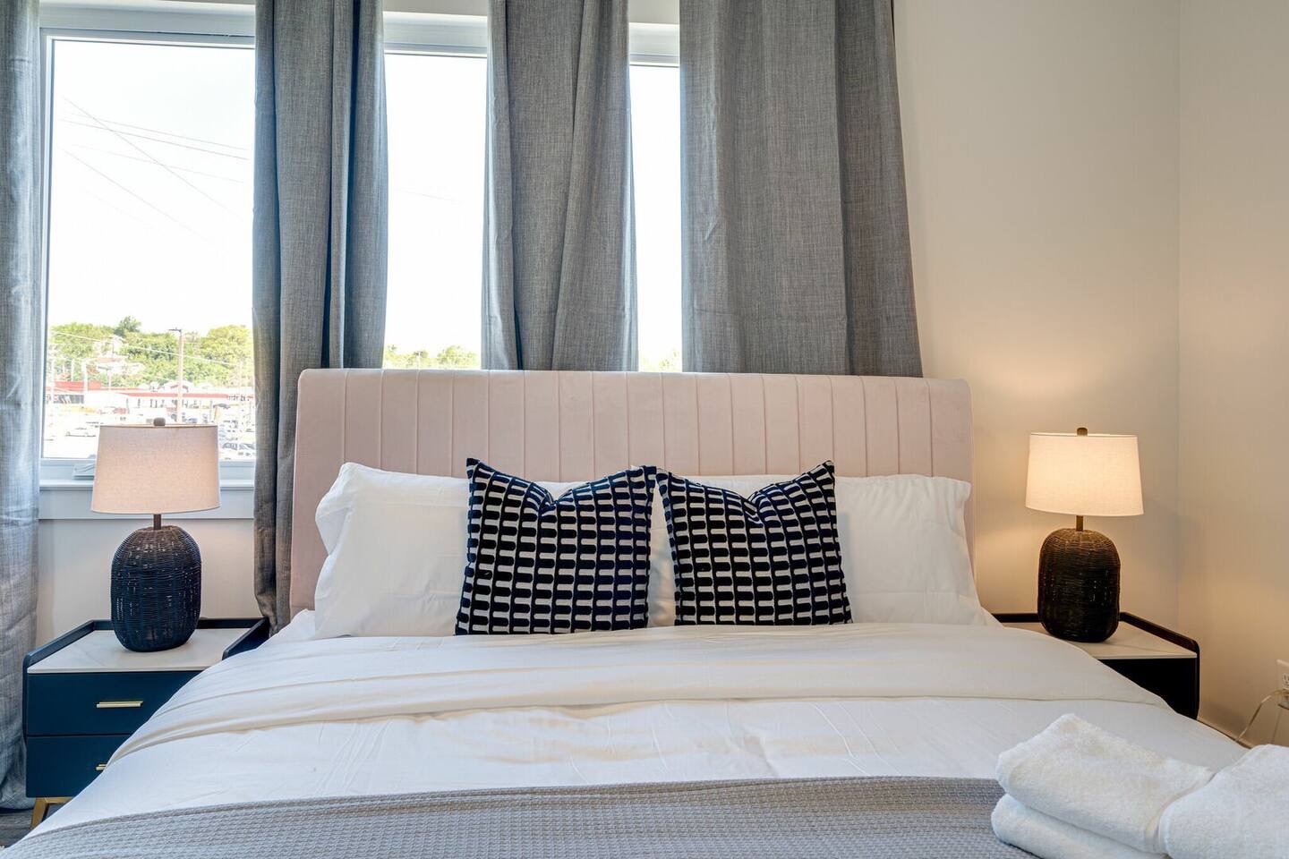 5629 - 2nd bedroom with King bed and ensuite bathroom.