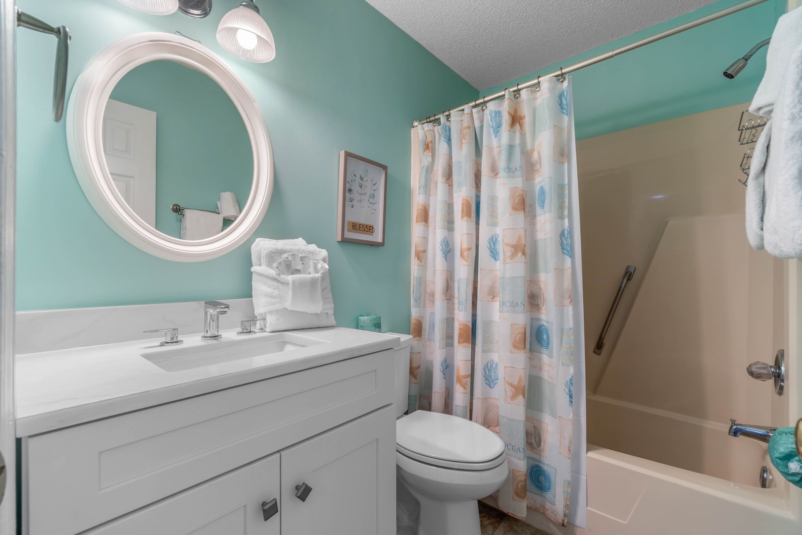 Full guest bathroom with shower/tub combo