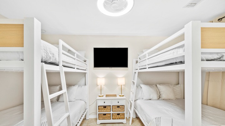 Guest bedroom with 2 bunk beds