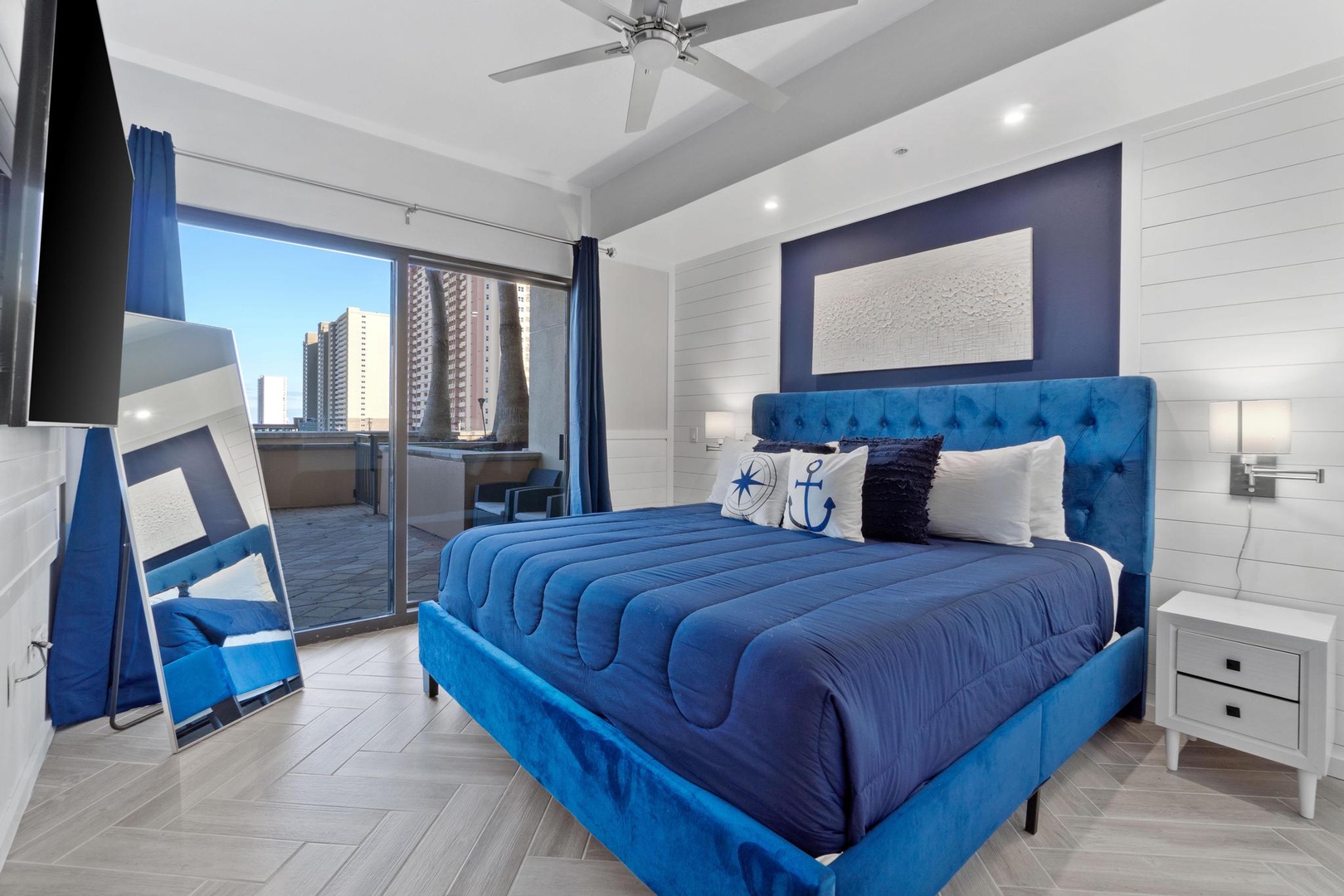 Master bedroom with king size bed-Sleeps 2