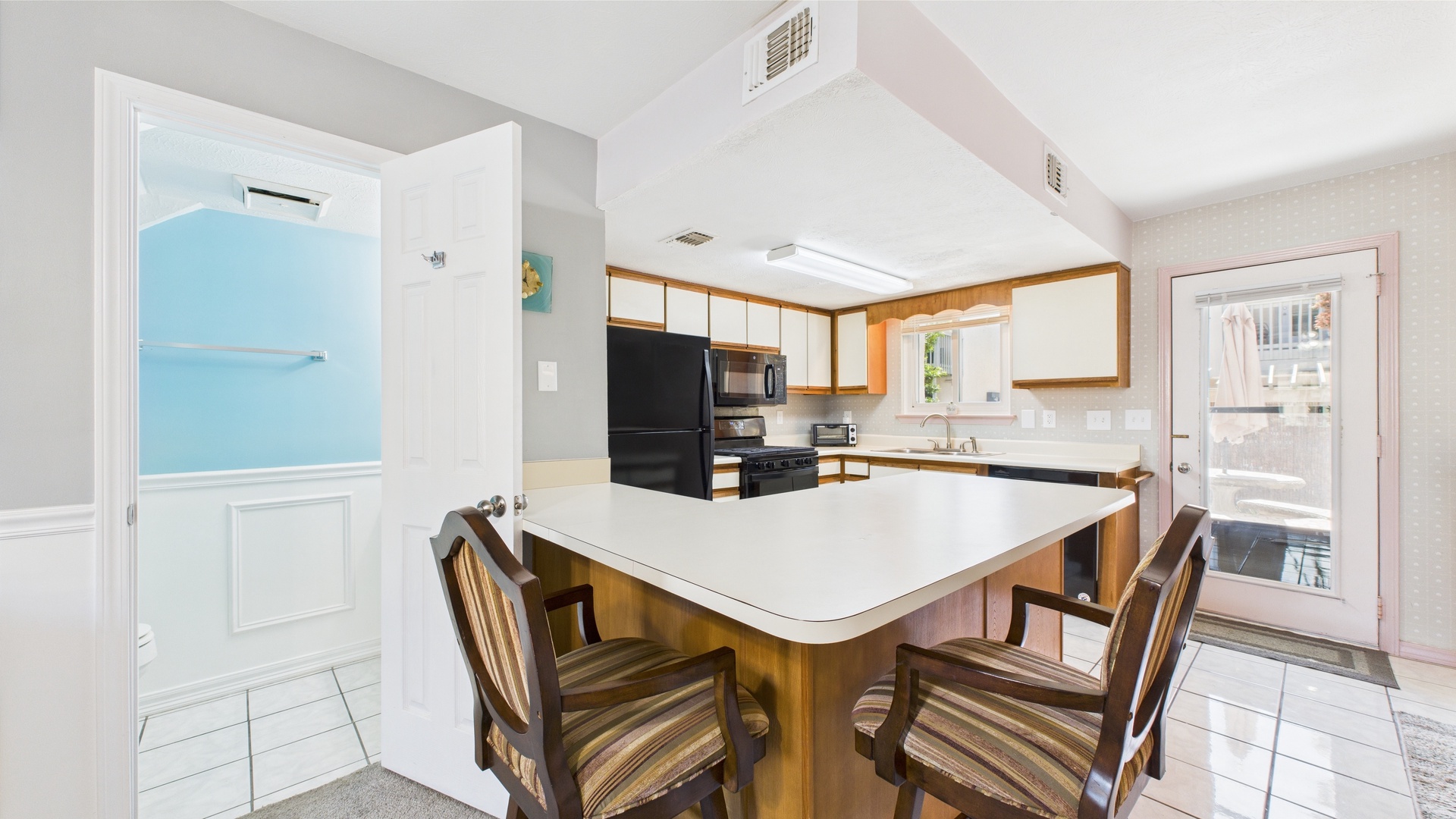 Full kitchen with breakfast bar