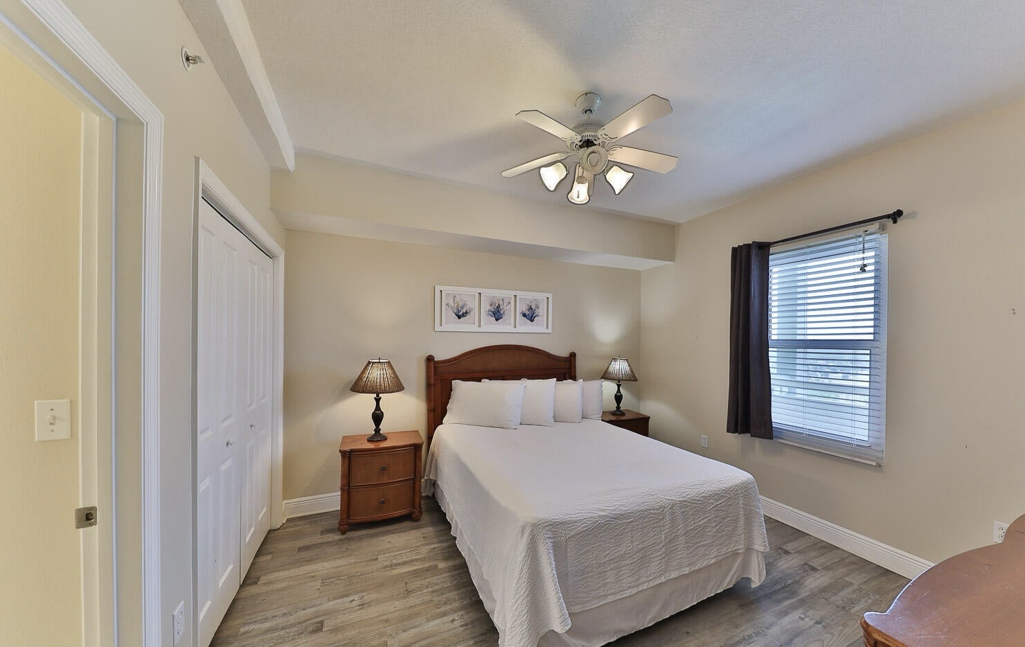 Secondary guest bedroom with queen bed and ensuite bathroom (sleeps 2)