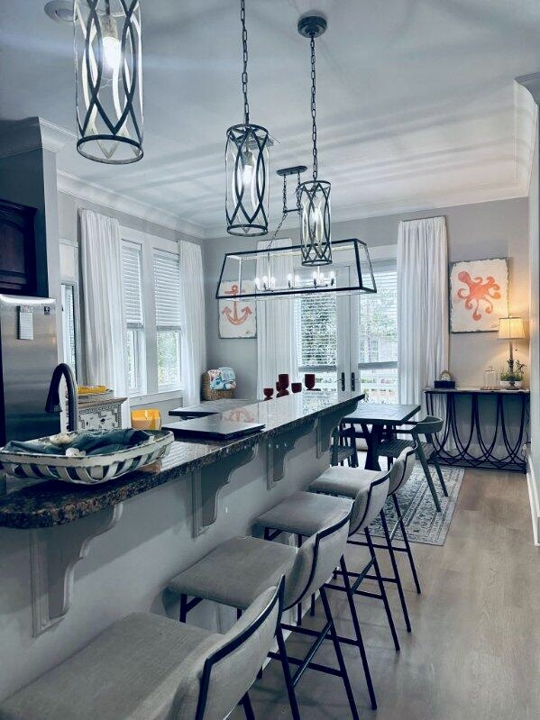 Kitchen bar area with 4 bar stools