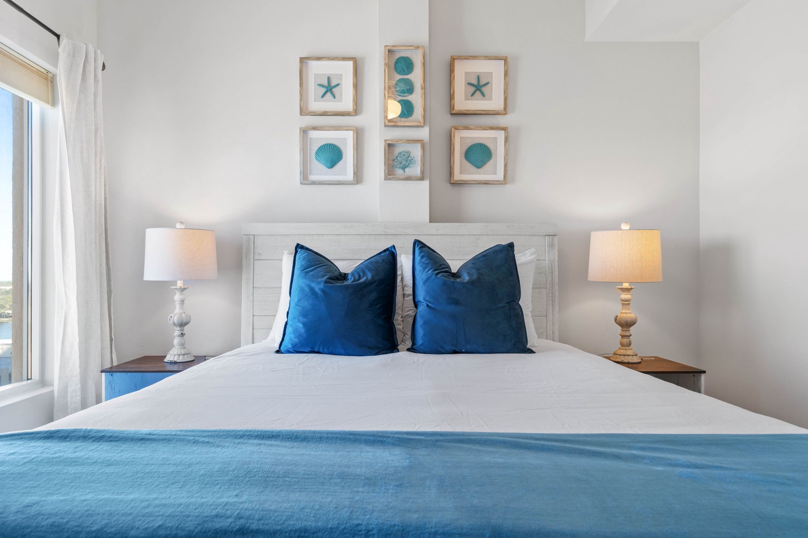 Guest room with queen bed