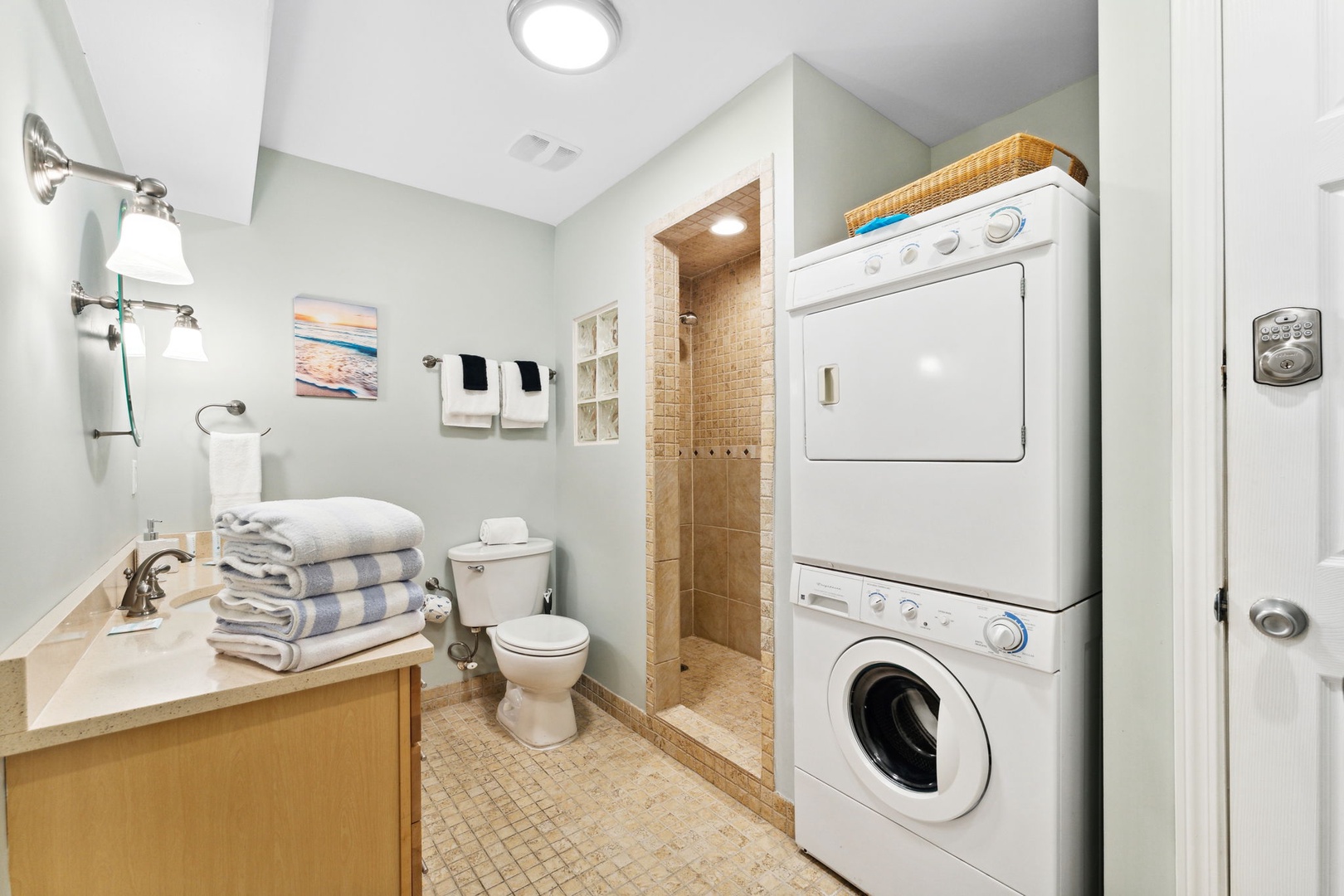 Full bathroom & washer//dryer