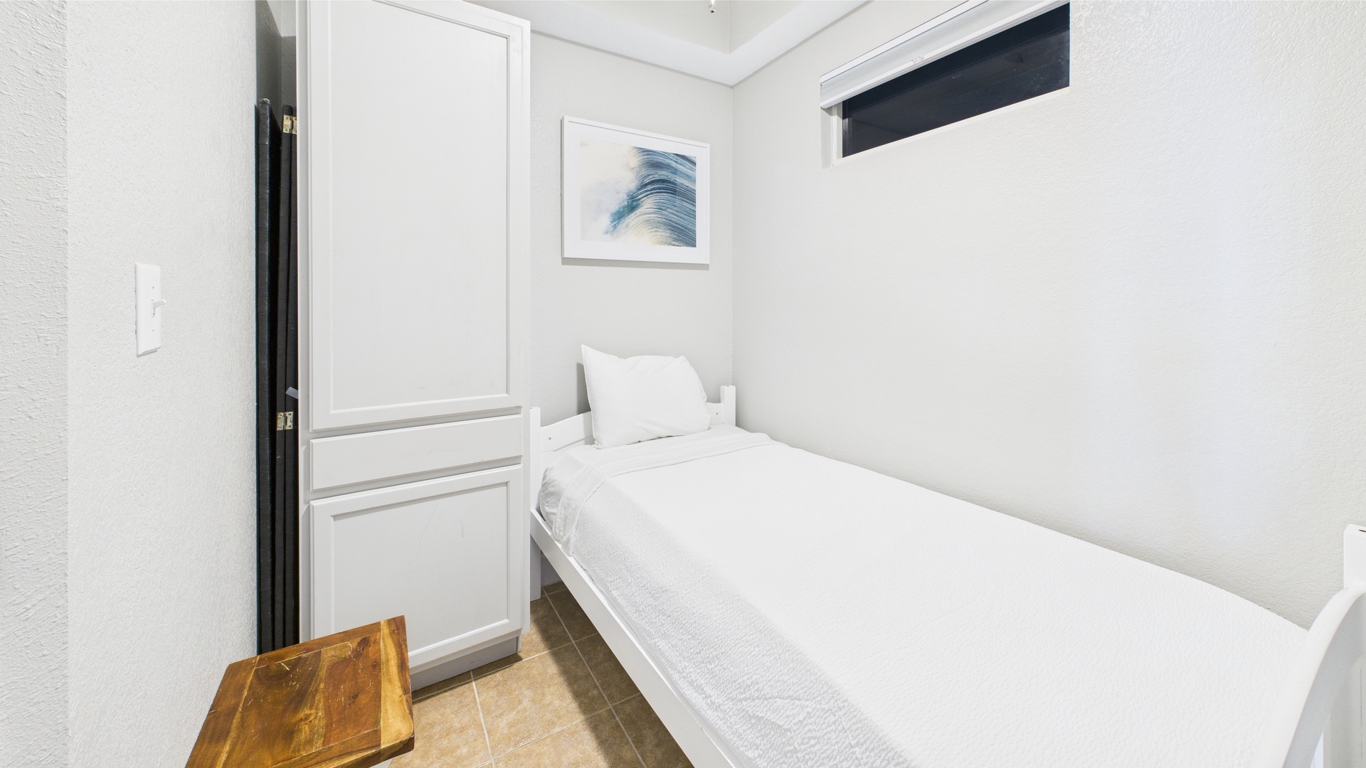 Guest "kid's" room with twin bed