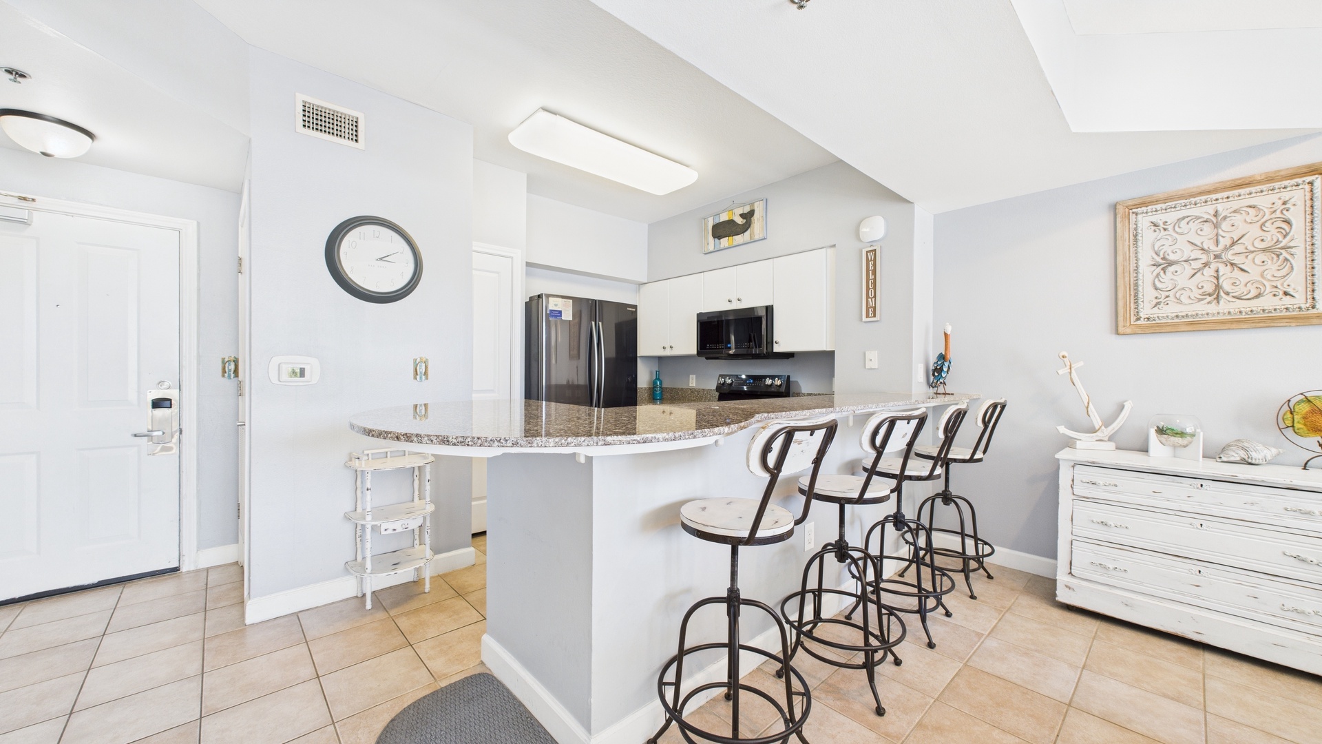 Full kitchen with breakfast bar and all the cooking essentials