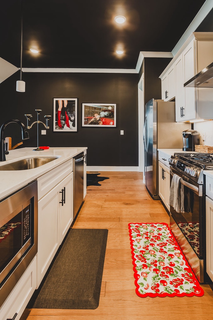 Full kitchen with island breakfast bar and all the cooking essentials
