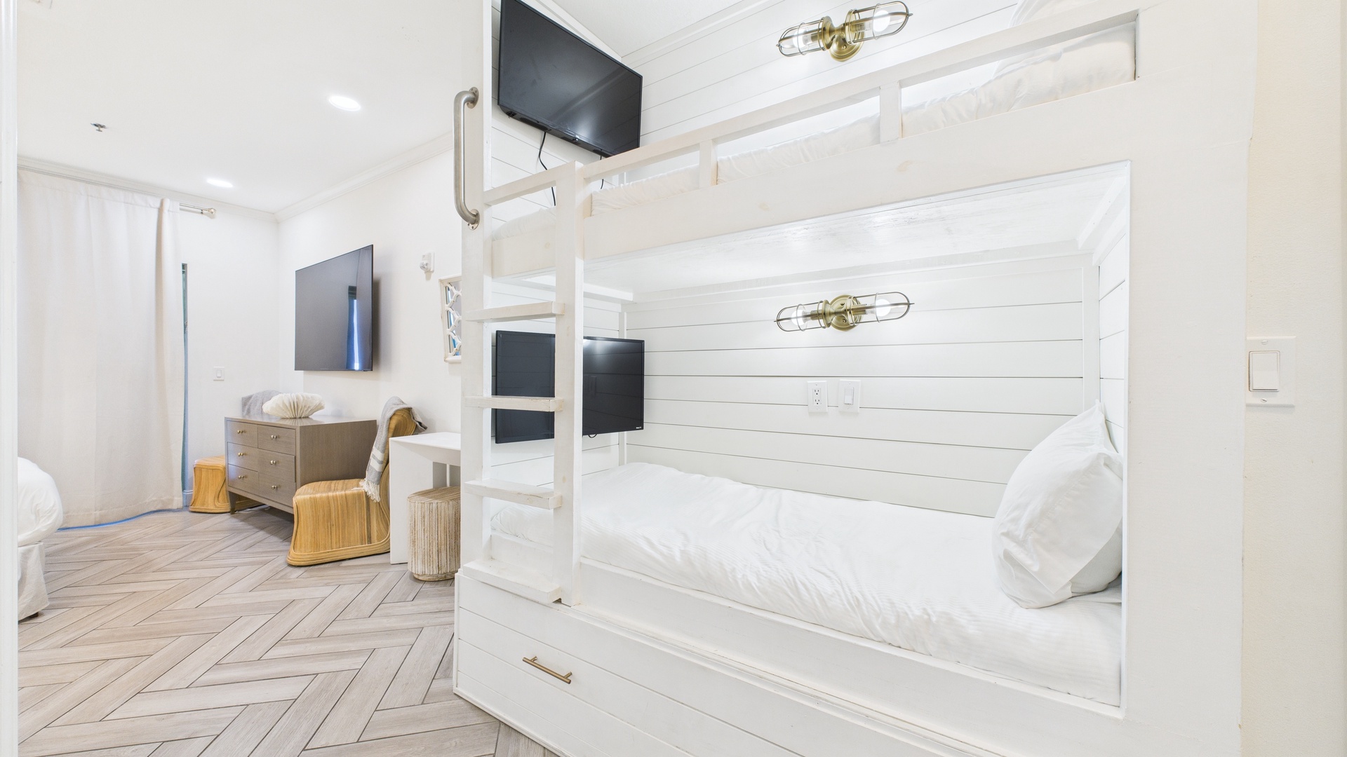 Twin-over-twin bunk bed in hallway (sleeps 2)