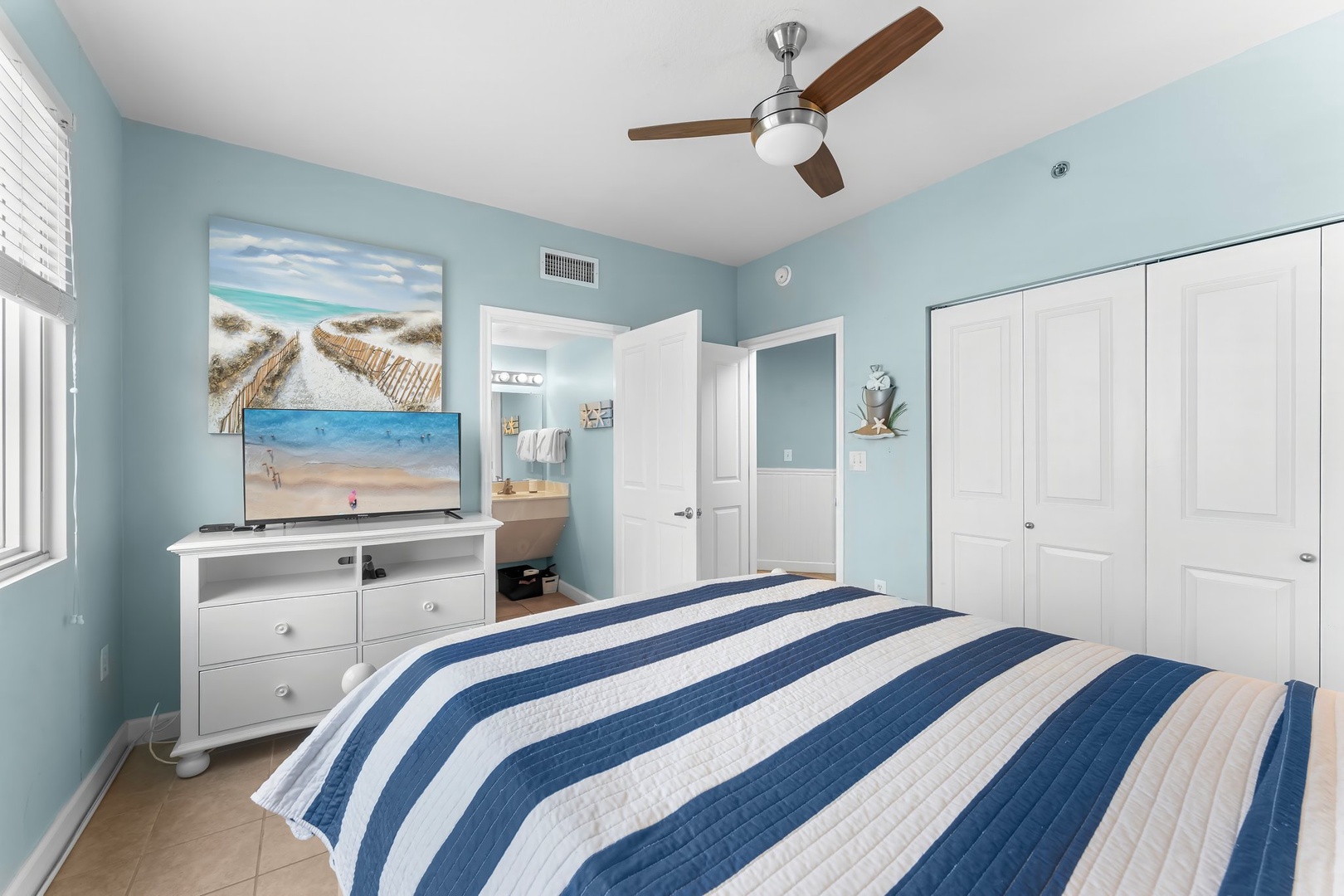 Guest bedroom with a queen bed