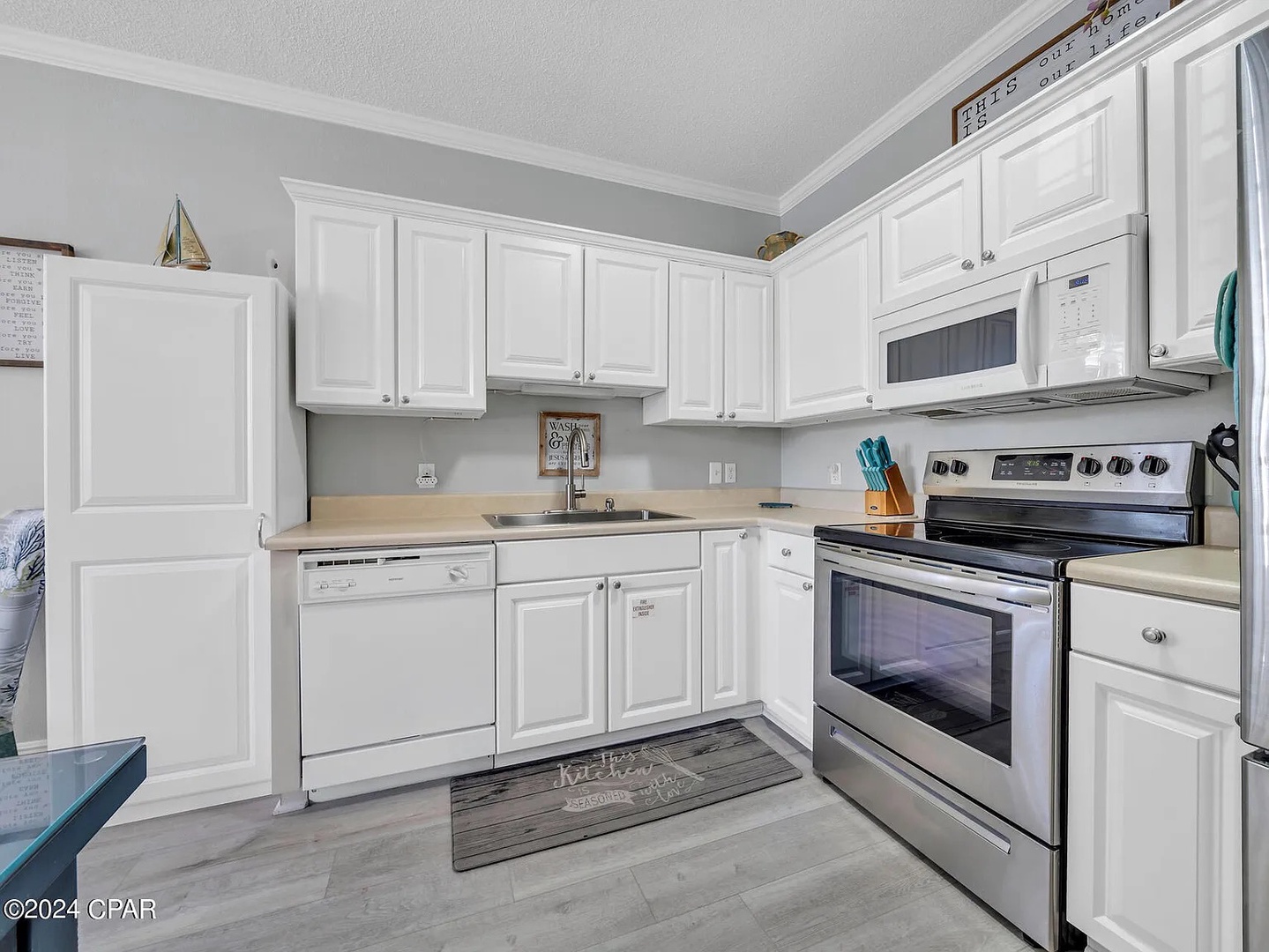 Full kitchen with separate coffee nook