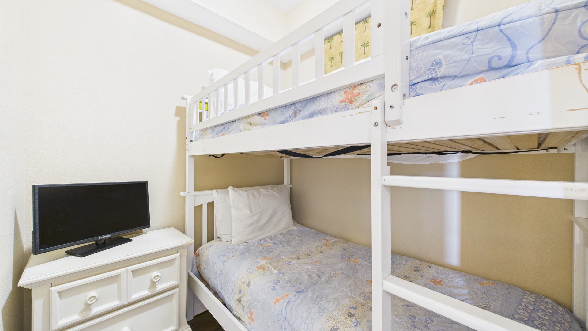 Bunk room with twin-over-twin bed (sleeps 2)