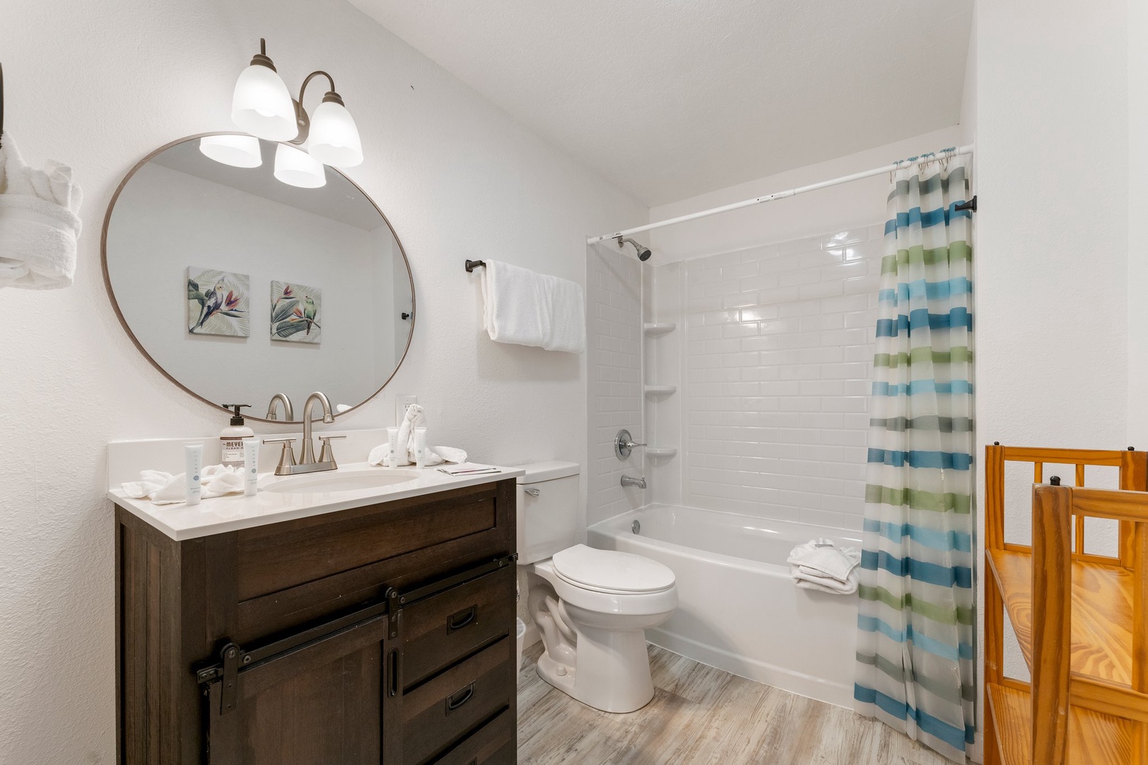 2nd bathroom with shower/tub combo
