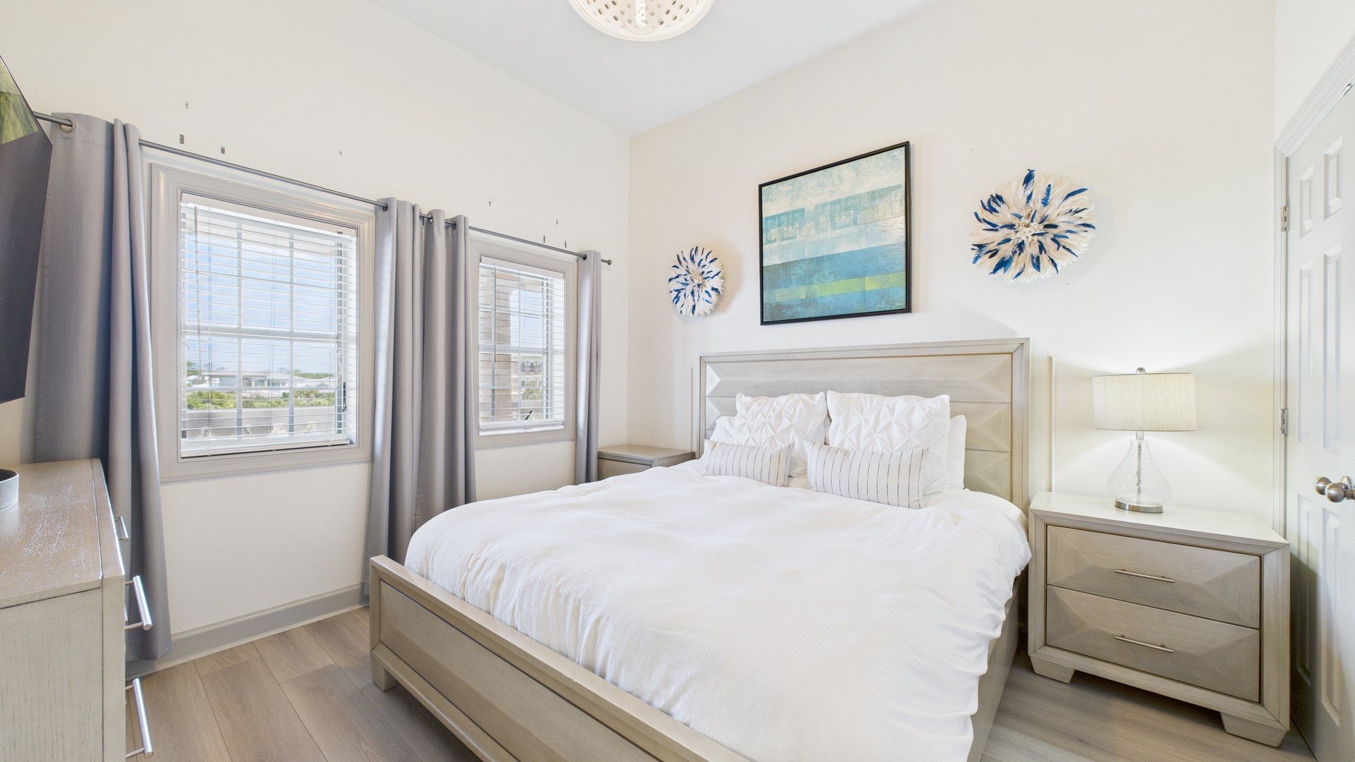 Guest room with queen size bed (sleeps 2)