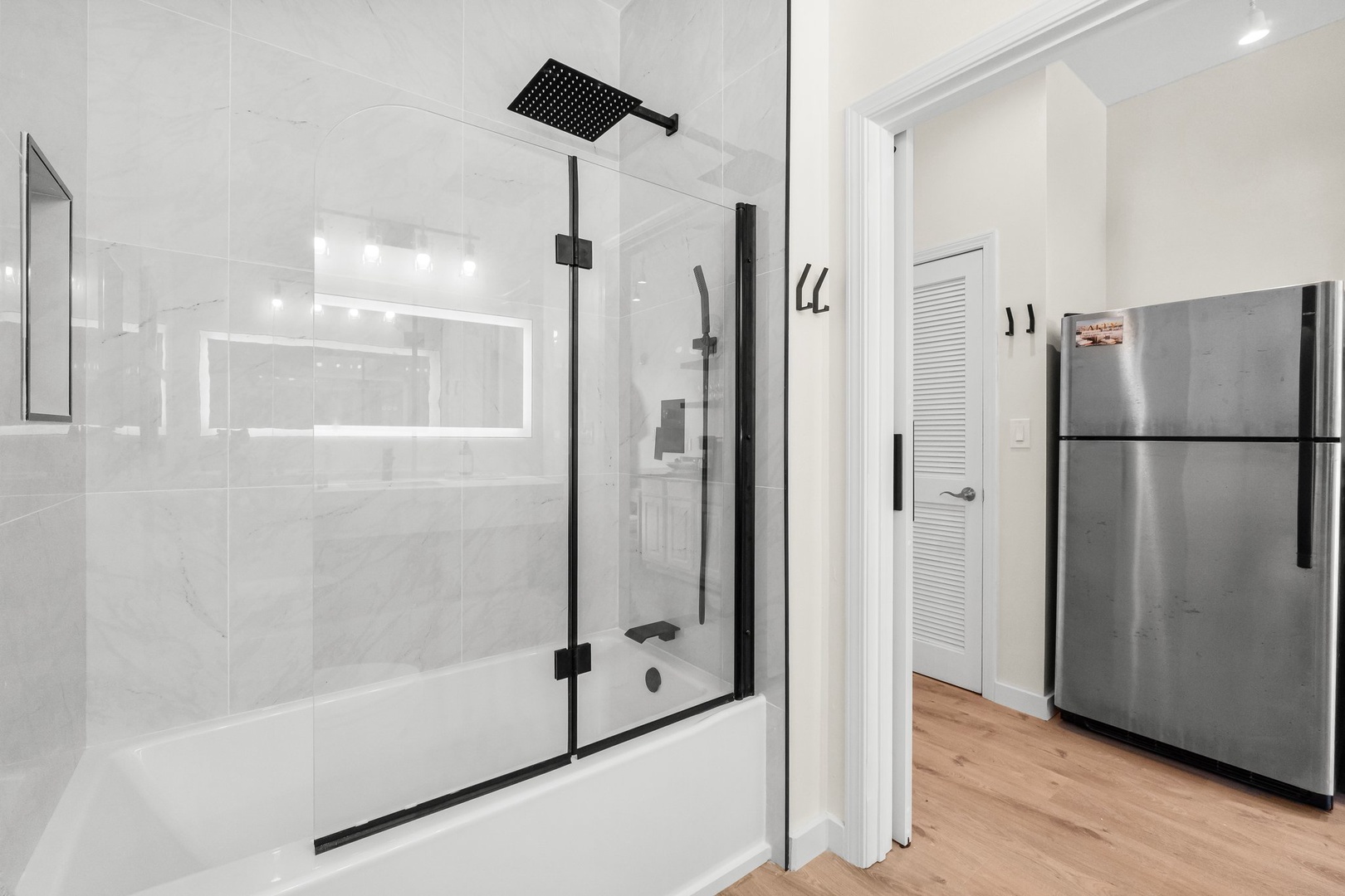 Full bathroom 1