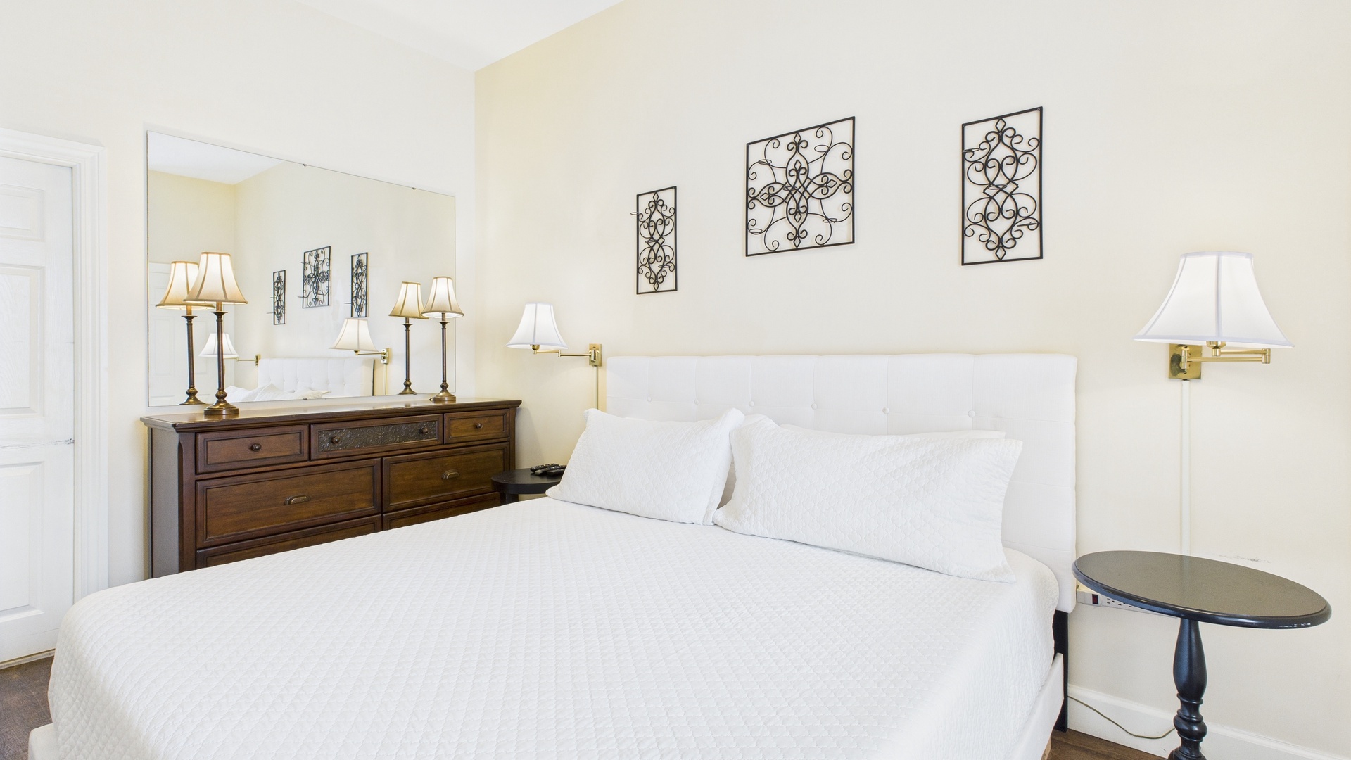 Master bedroom with king bed and attached bathroom (sleeps 2)
