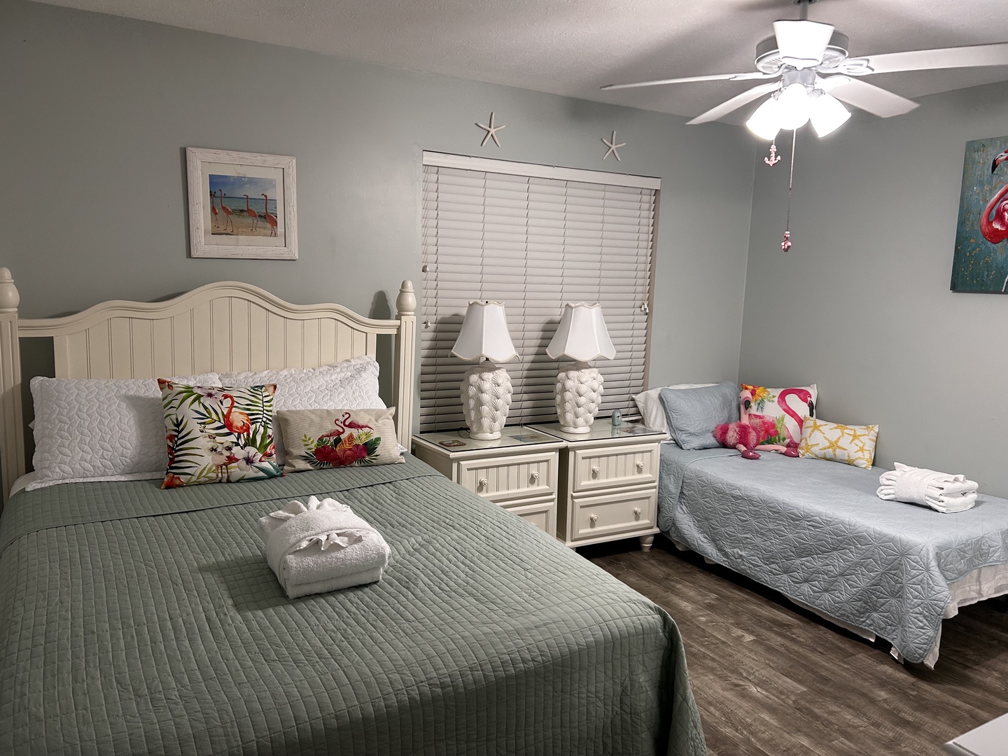Bedroom with queen and twin bed (sleeps 3)