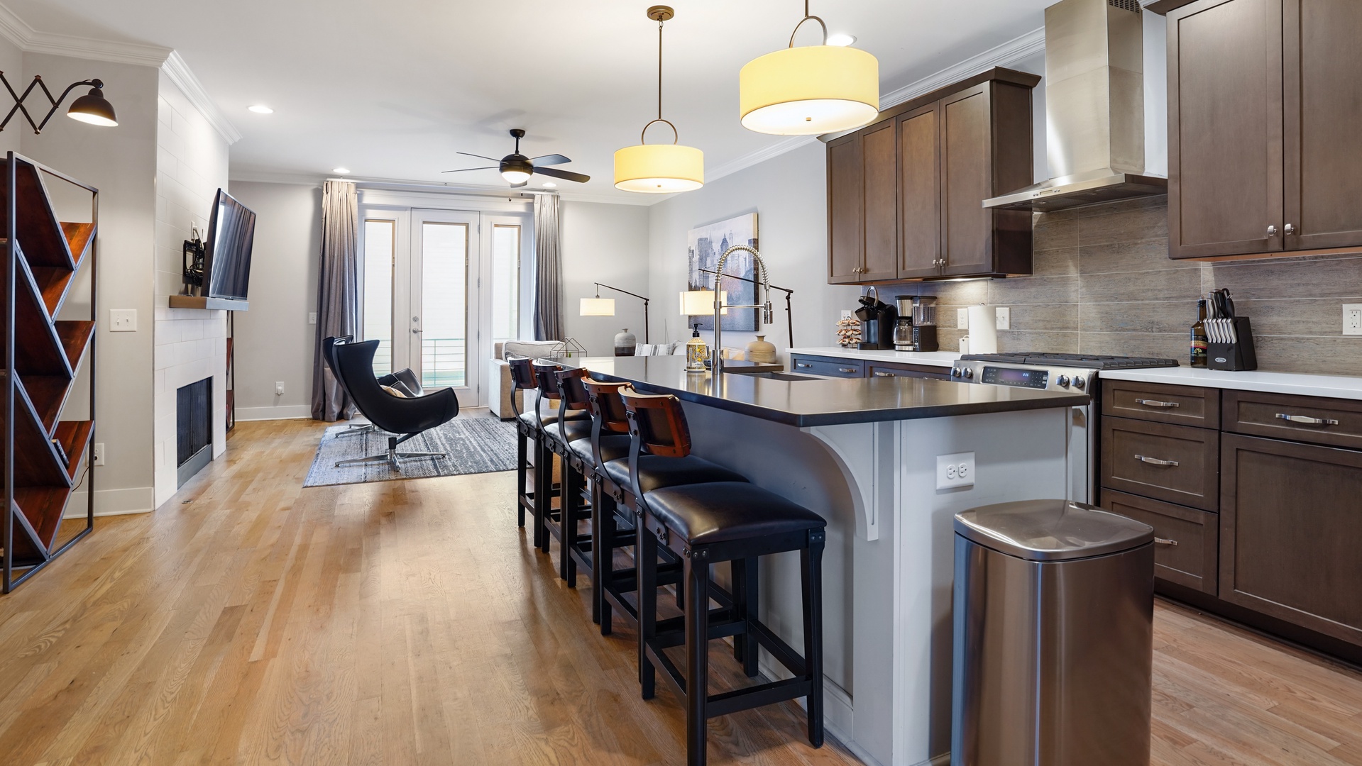 (2nd level) Full kitchen & breakfast bar