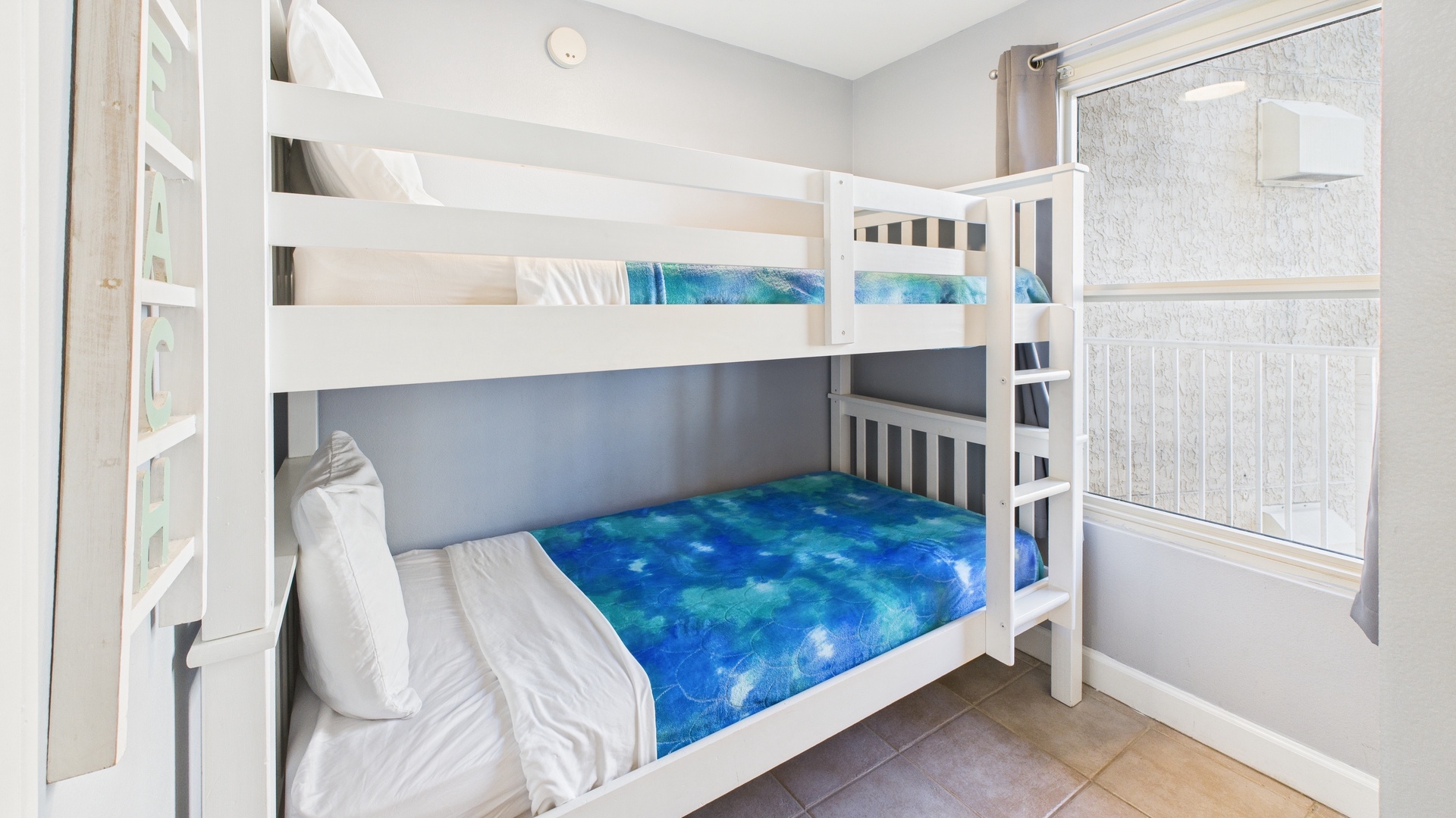 Gust bedroom with twin-over-twin bunk bed and ensuite bathroom