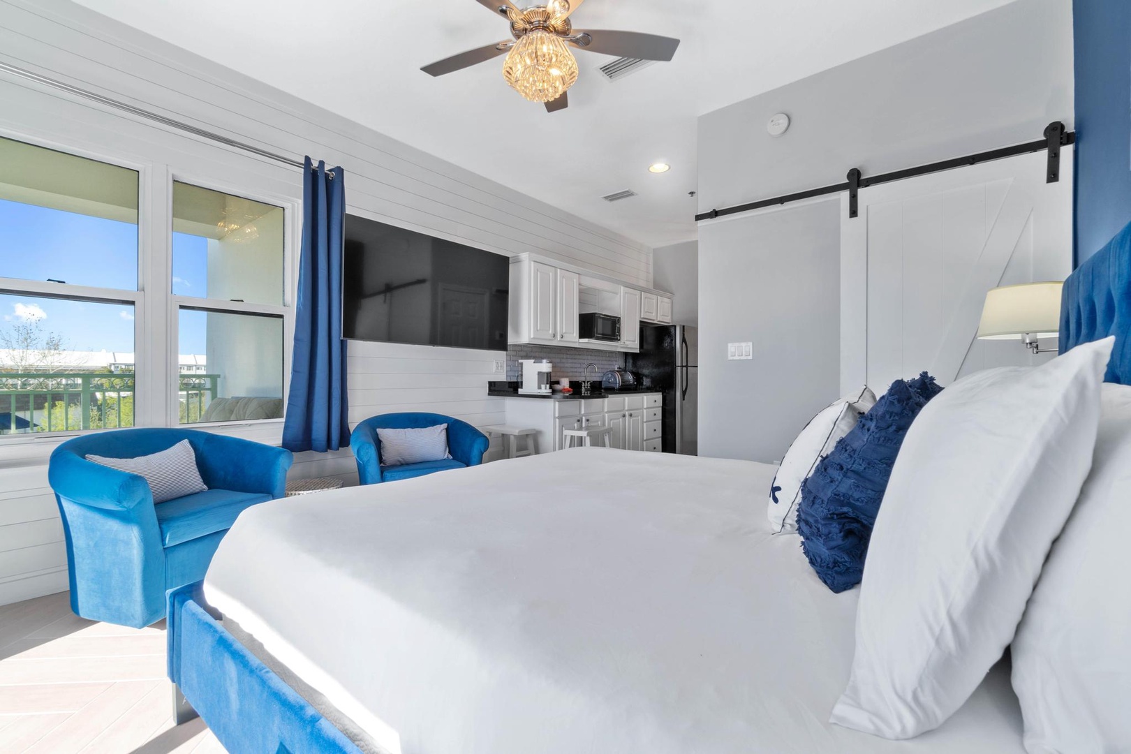 King size bed with balcony access