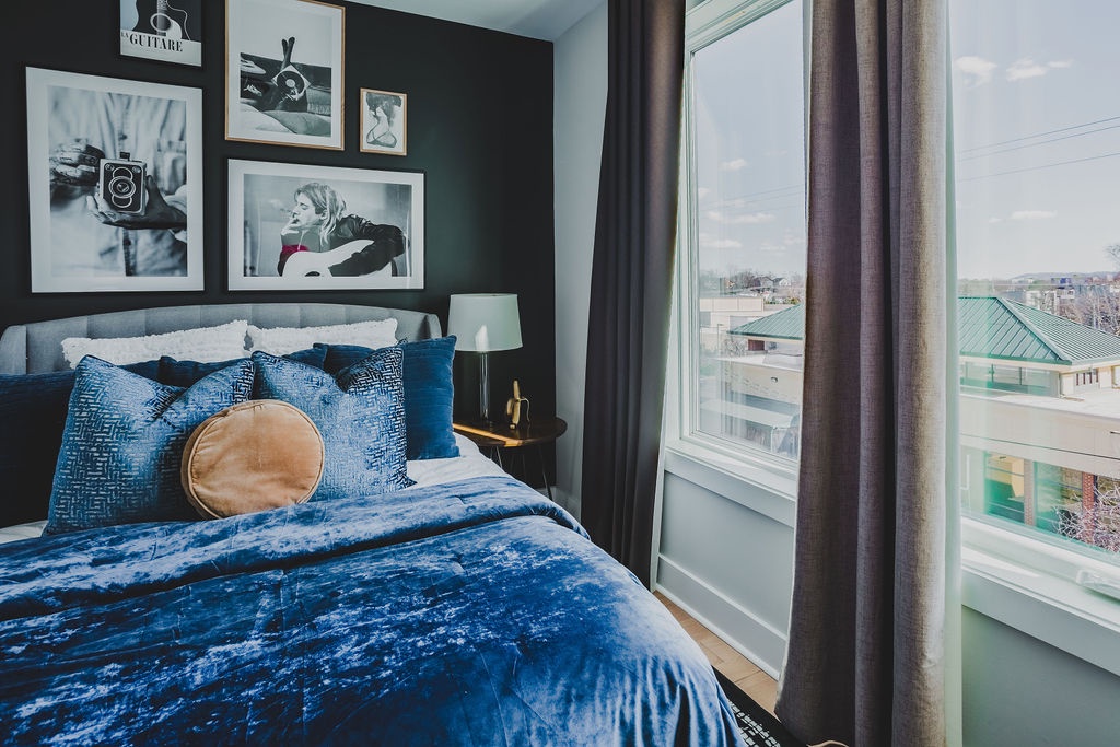 Fourth bedroom with queen bed and ensuite shared bathroom