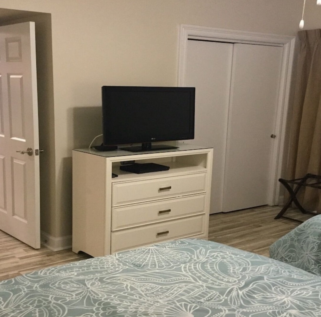 Guest bedroom with 2 queen-sized beds