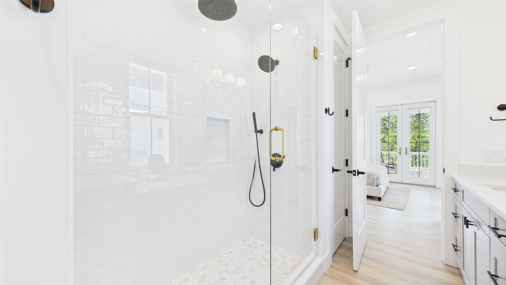 Walk in shower with dual shower head feature