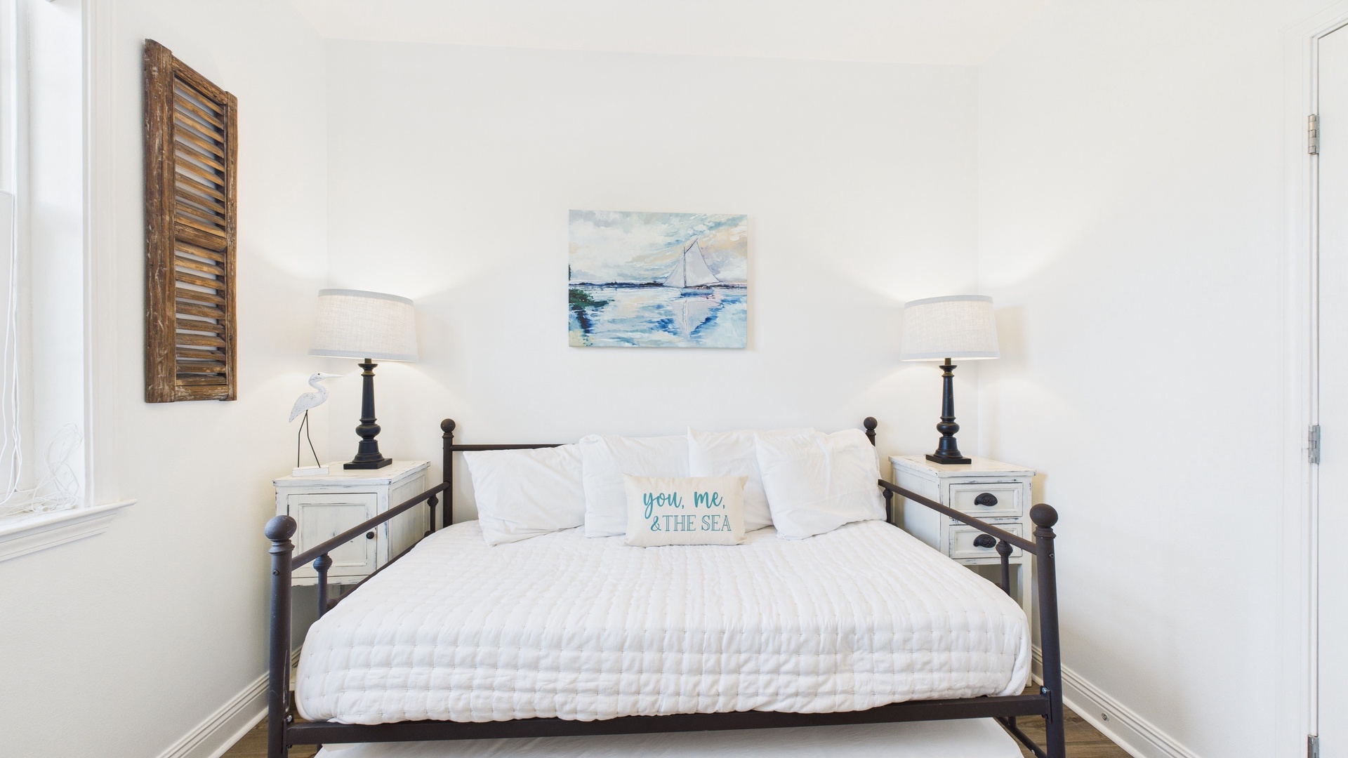 Bedroom with day bed TV and twin trundle