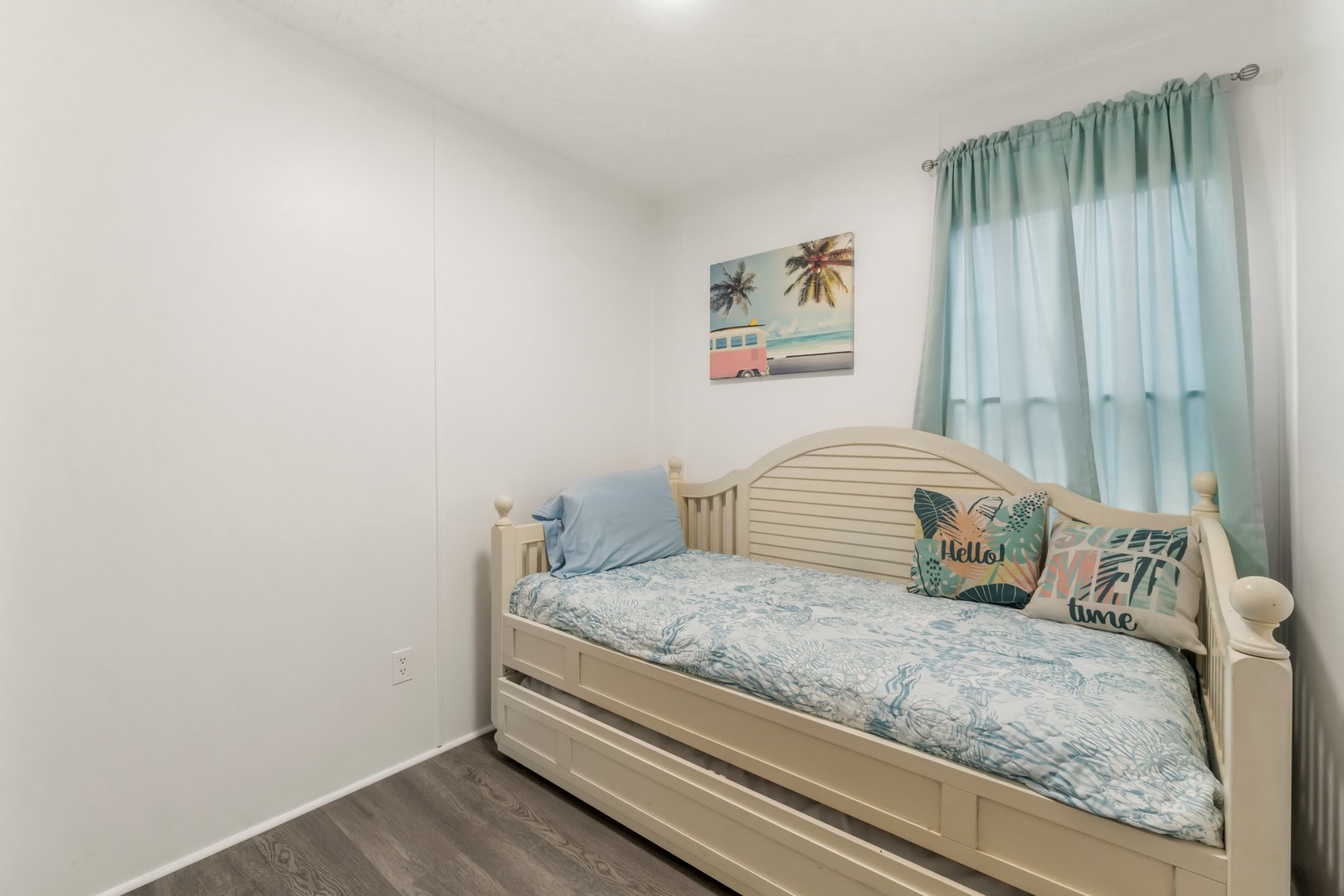 Secondary bedroom with pullout bed