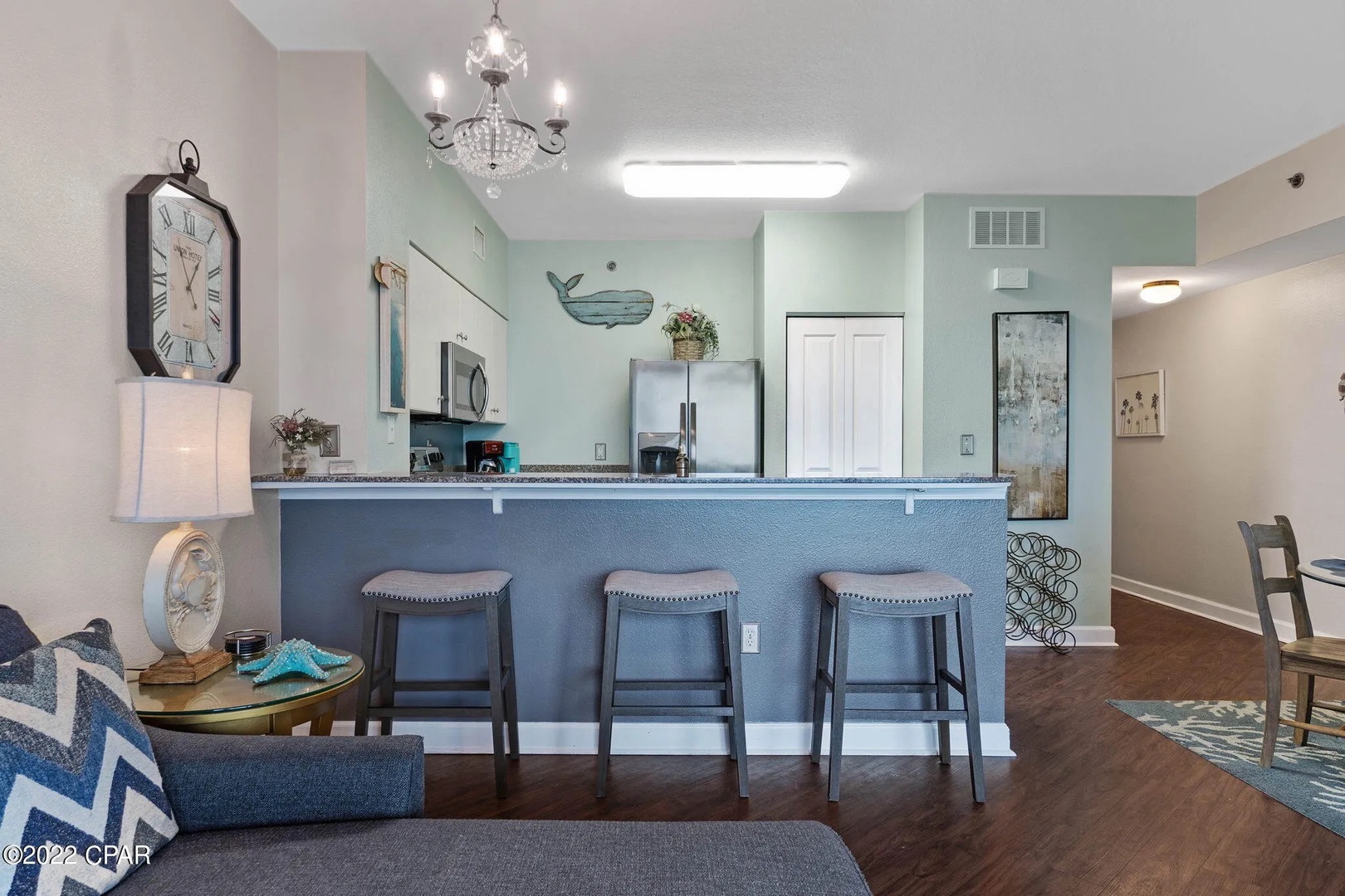 Full kitchen and breakfast bar with seating for 3.