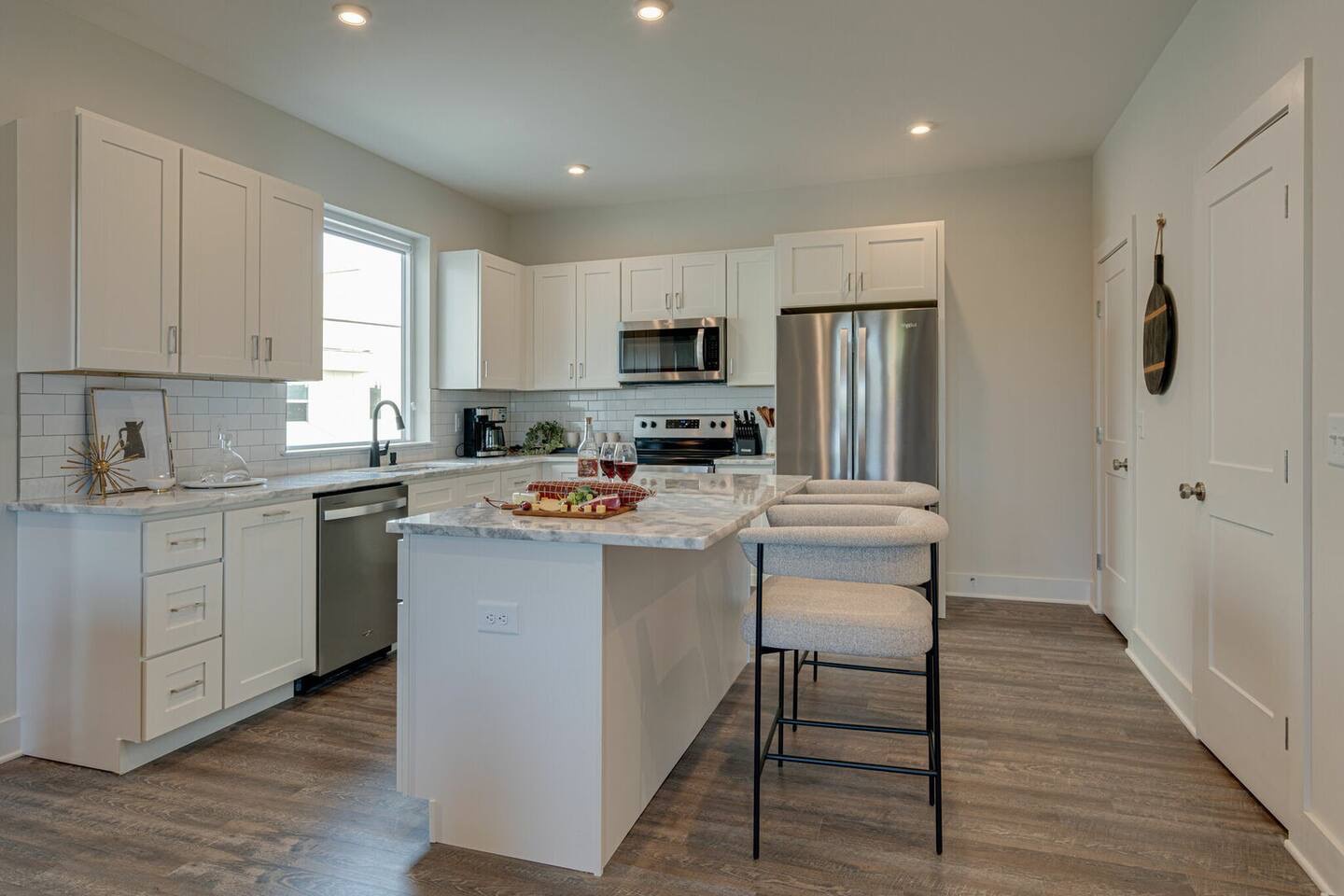 5627 - Full kitchen with stainless steel appliances, breakfast bar with two seats, and fully stocked with cooking essentials.