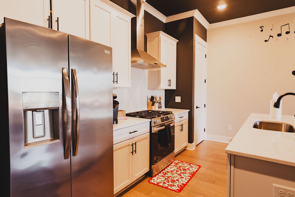 Full kitchen with breakfast bar and all the cooking essentials