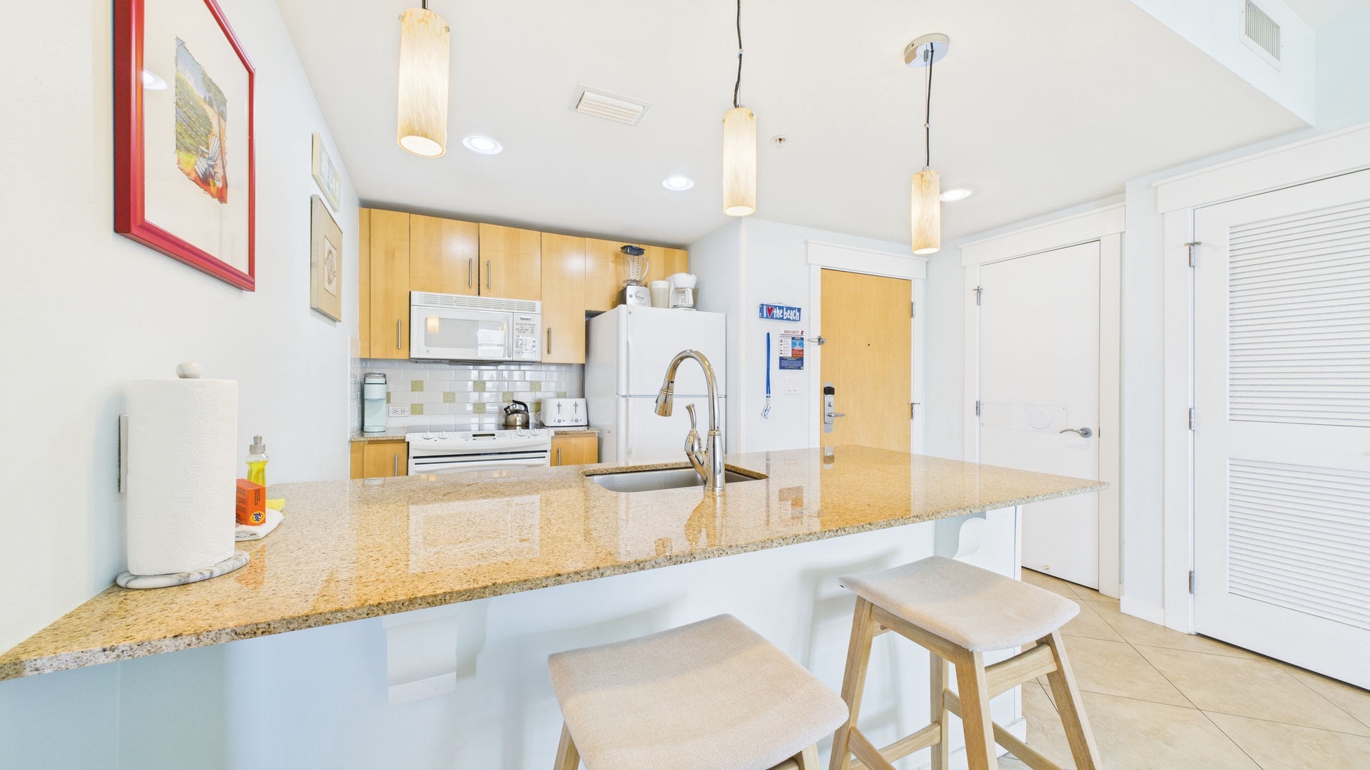 Full kitchen with breakfast bar