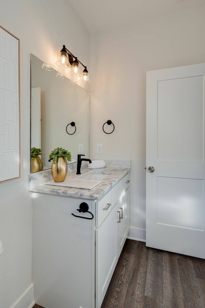 5627 - 2nd bathroom with shower and tub combo