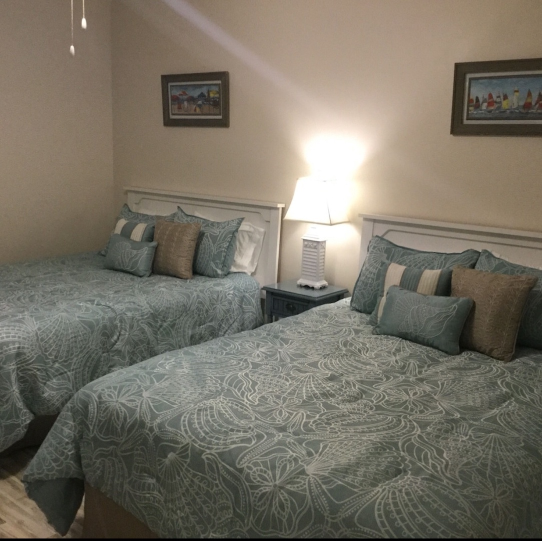 Guest bedroom with 2 queen-sized beds