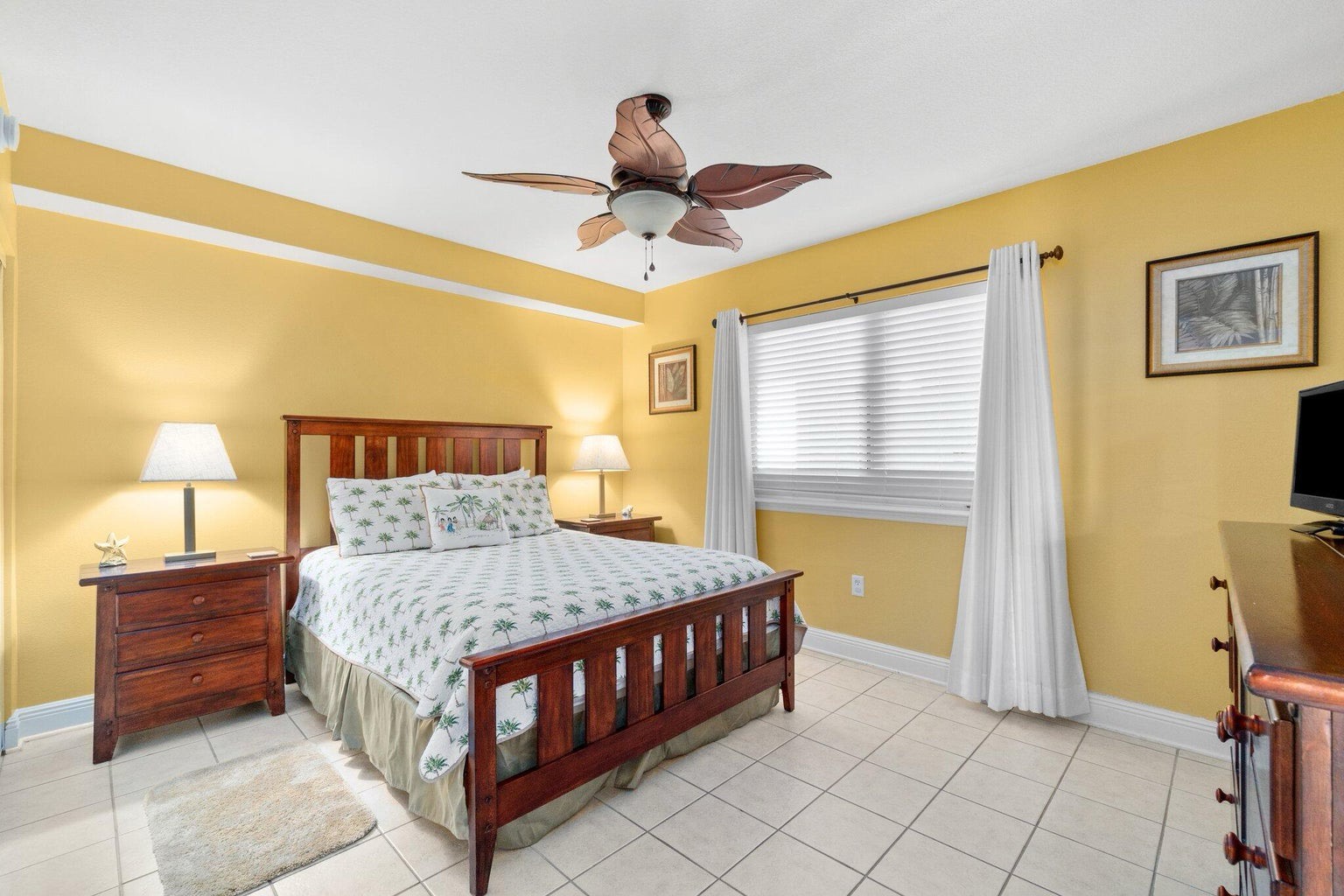 Guest bedroom with queen bed