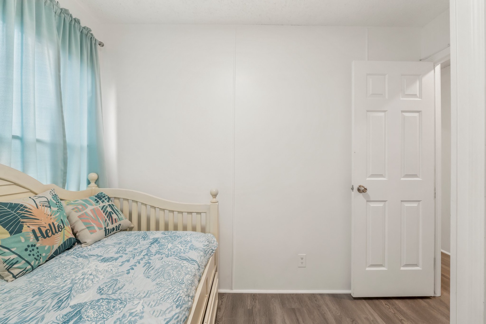 Secondary bedroom with pullout bed