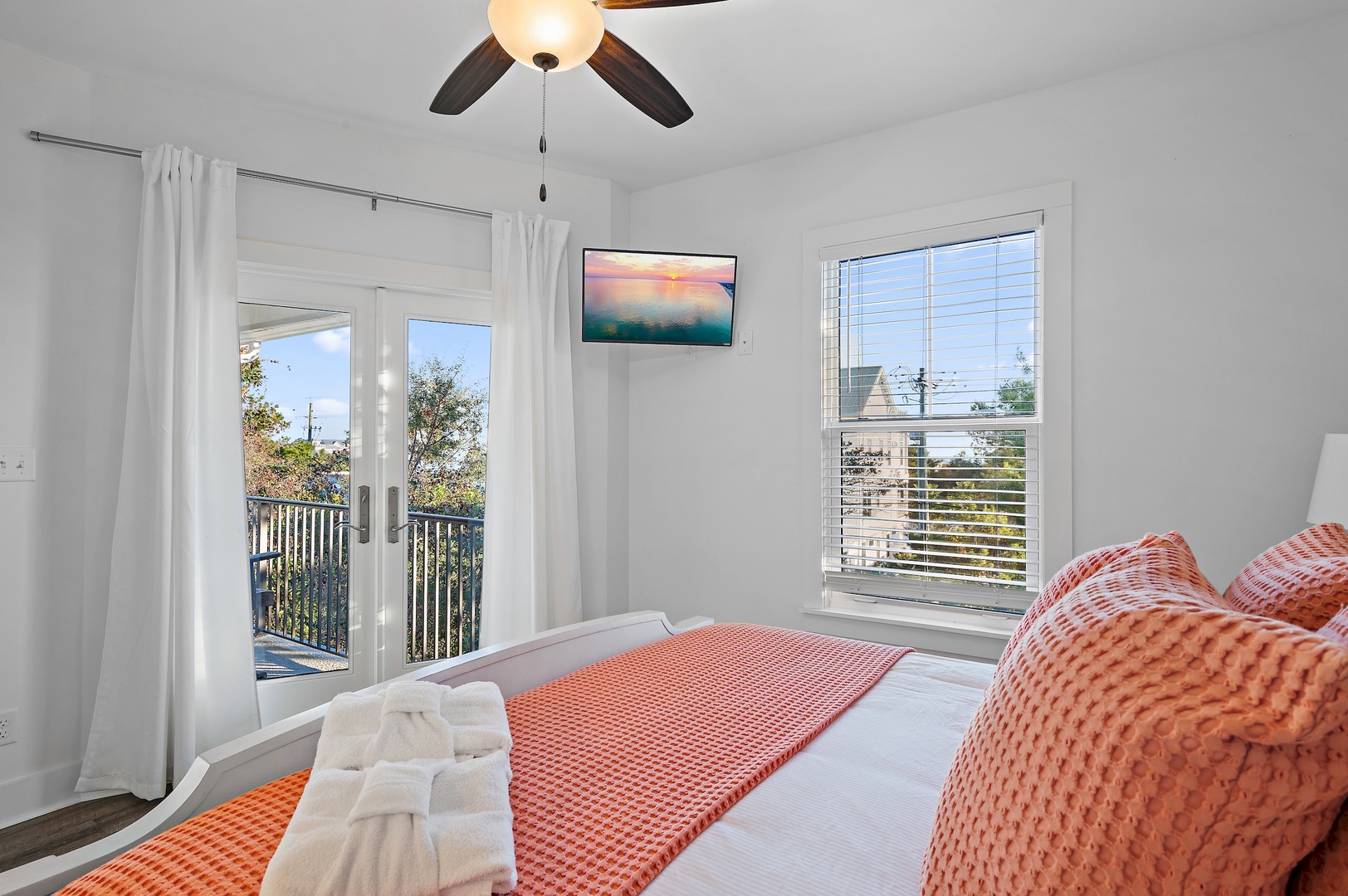 web_331 Hidden Queen bedroom with balcony accessLakes _26