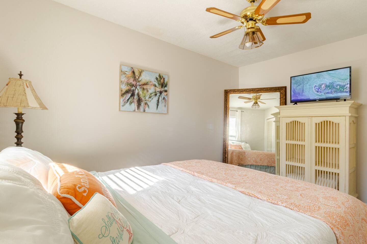Guest bedroom with queen bed